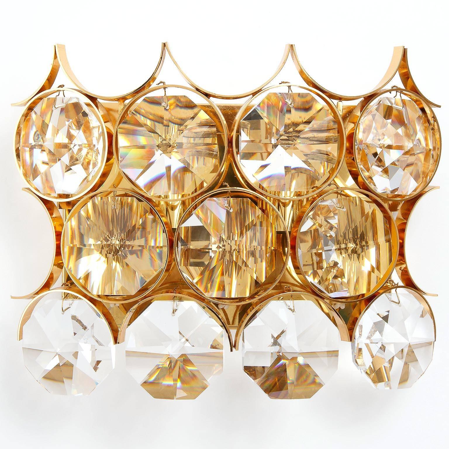 A pair of beautiful hollywood regency wall lights by Palwa (Palme and Walter), Germany, manufactured in Mid-Century, circa 1970 (late 1960s or early 1970s). 

The lamp shades are made of gilded / gilt / gold-plated brass rings and large cut crystal