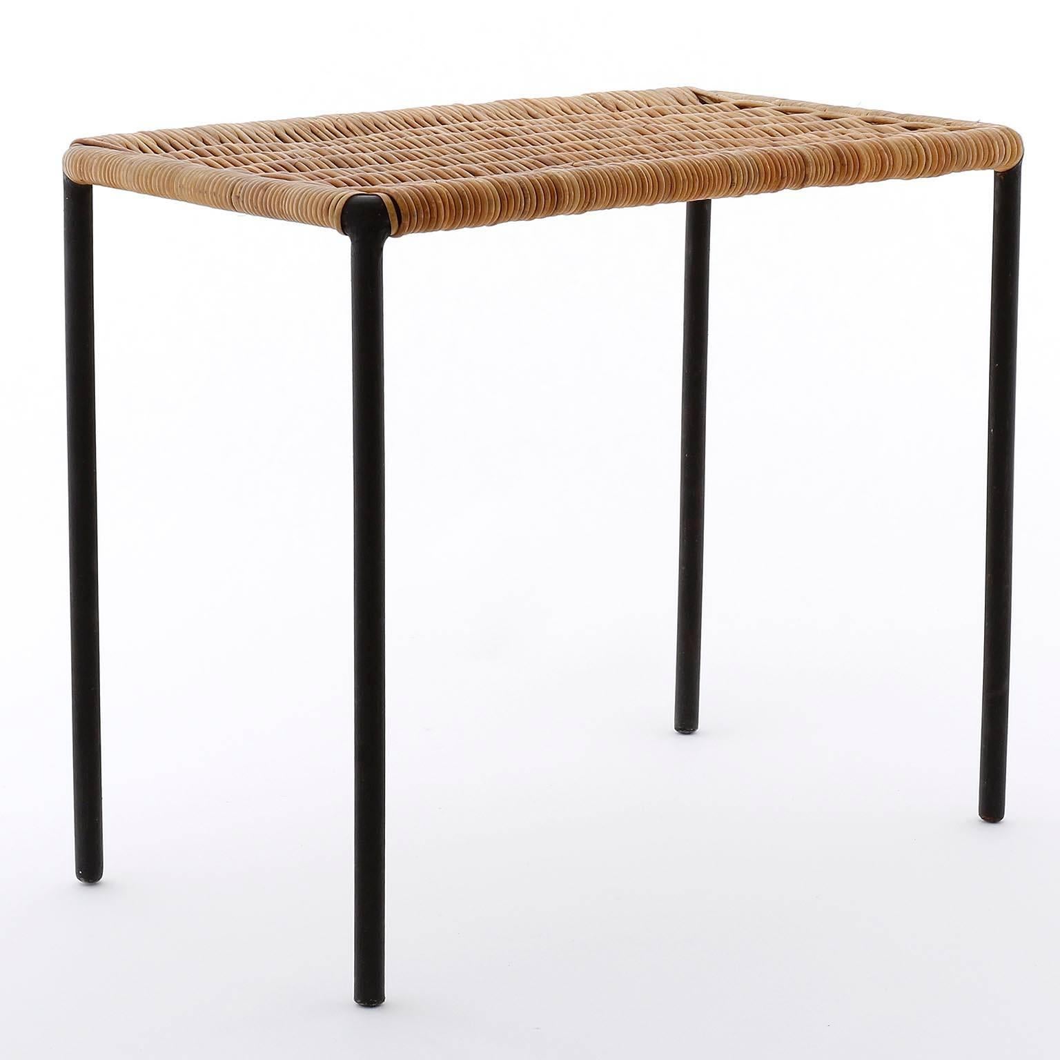 A rectangular wicker top side table by Carl Auboeck, Vienna, manufactured in Mid-century, circa 1950.
The frame is made of slim steel bars painted in black. The tabletop is in excellent and original condition made of tightly woven wicker.
An