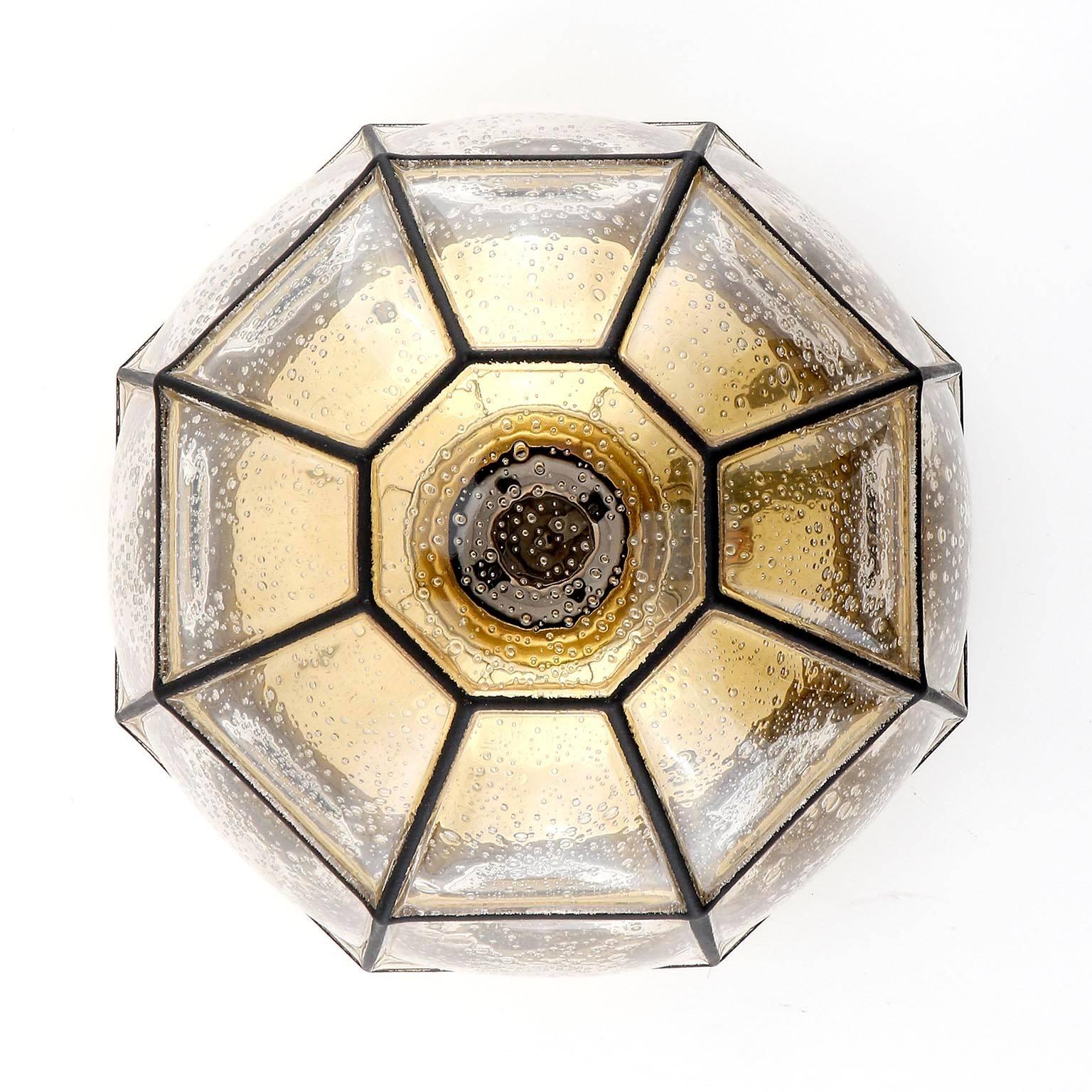 Lampe à poser ou suspendre Limburg, en laiton et verre ambré, 1970 Excellent état - En vente à Hausmannstätten, AT