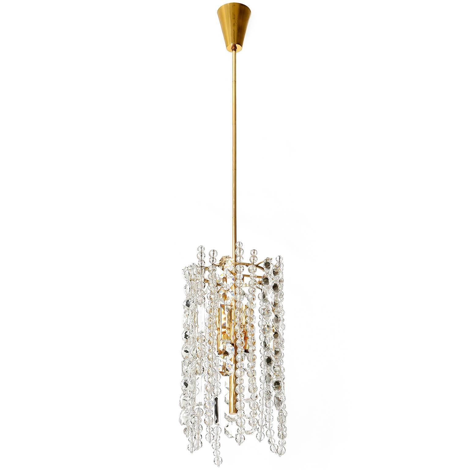 A unique and high quality gold-plated chandelier or pendant light by Bakalowits & Soehne, Austria, manufactured in Mid-Century, circa 1960. 
The light fixutre is made of a gilded brass frame and chains in different lengths decorated with hand cut