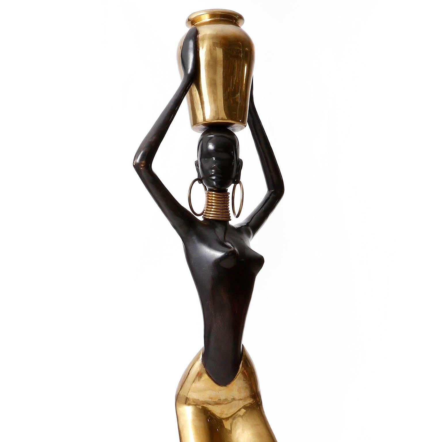 Menschliche Größe Afrikanische Frau Skulptur Figur:: Messing poliert und geschwärzt:: 1950 (Moderne der Mitte des Jahrhunderts)