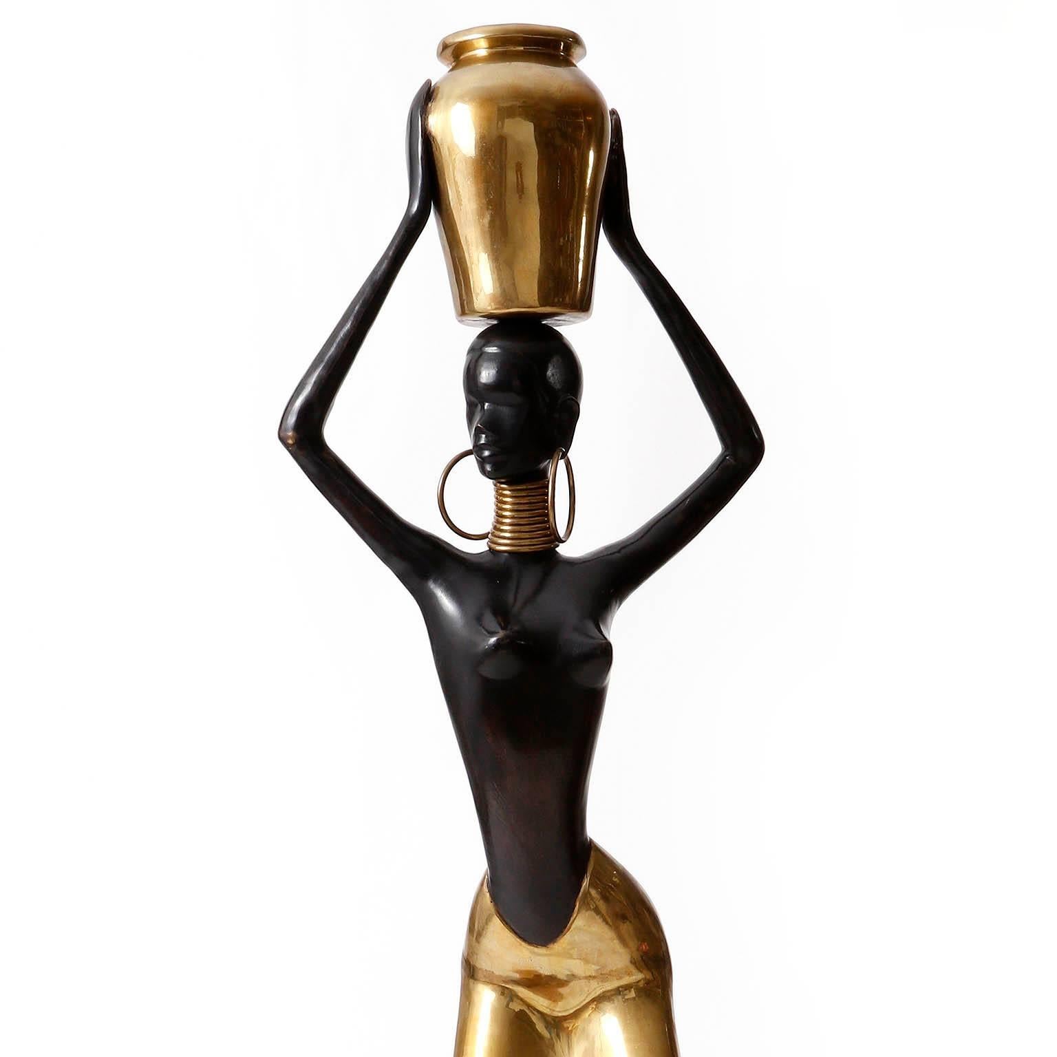 Menschliche Größe Afrikanische Frau Skulptur Figur:: Messing poliert und geschwärzt:: 1950 (Europäisch)