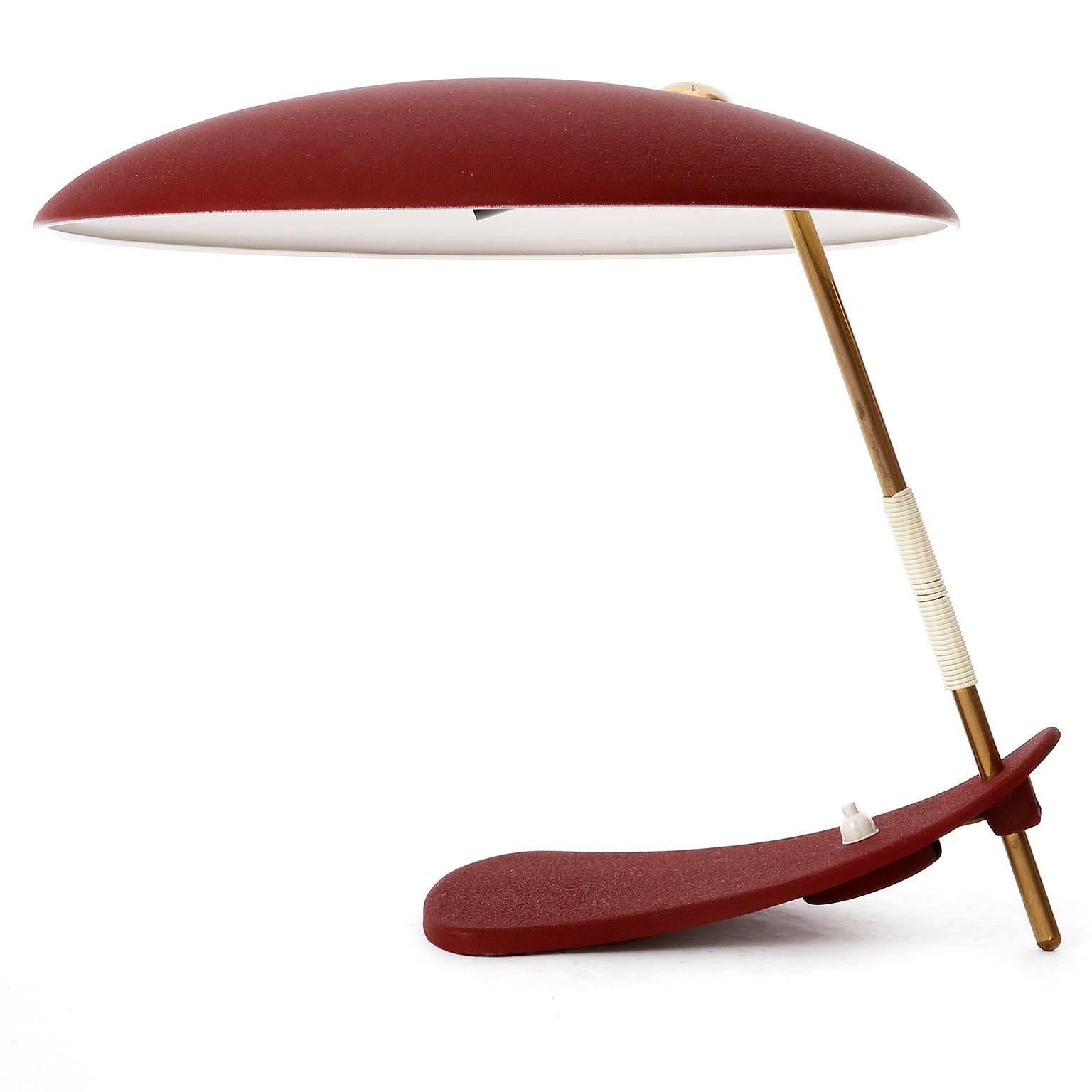 A desk lamp manufactured in Mid-Century in Austra, circa 1950.
It is made of a polished brass Stand with a handle made of a white twisted plastic string.
The base and lampshade are in red wrinkle finish paint which was very trendy in the 1950s.