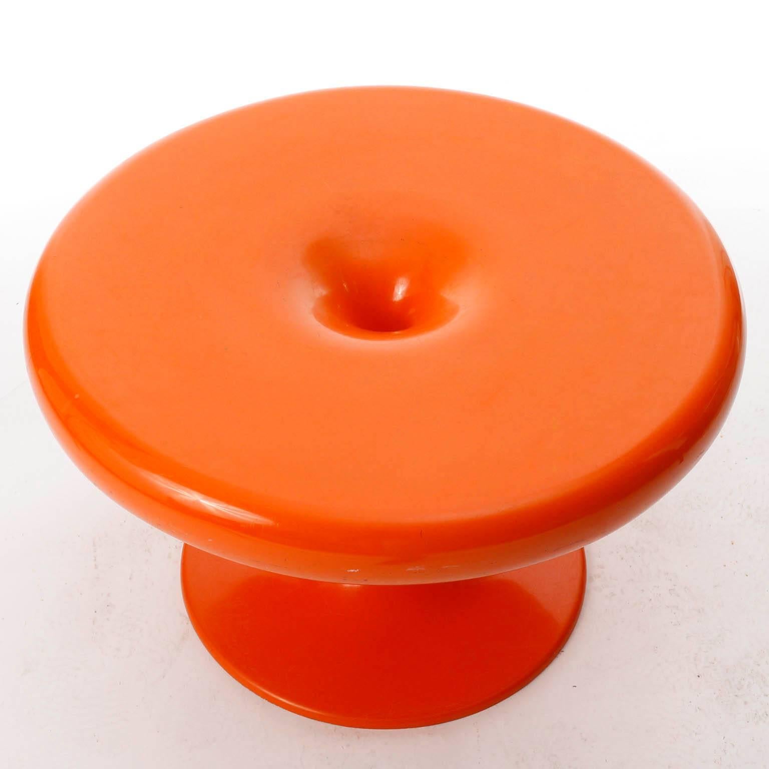 An orange high gloss fiberglass 'Kantarelli' side table with tulip base designed by Finish designer Eero Aarnio in 1967 for modern furniture maker Asko Oy in Helsinki, Finland. This vintage table was manufactured in Mid-Century in late 1960s or