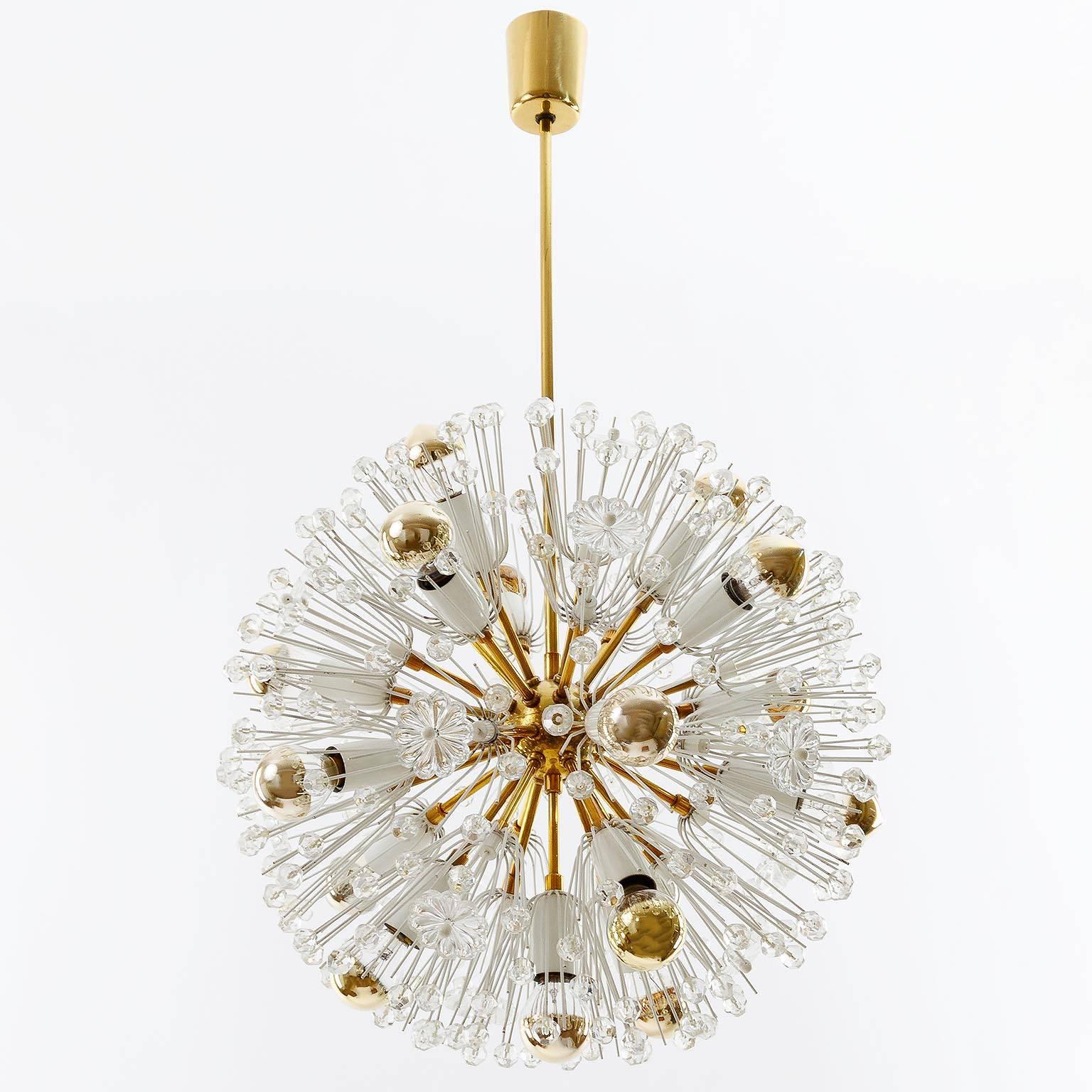 L'un des deux remarquables lustres / lampes suspendues viennois Sputnik / blowball / snowball des années 1950 d'Emil Stejnar pour Rupert Nikoll, Vienne, Autriche. Pièces originales fabriquées au milieu du siècle, vers 1950.
Les lampes sont en