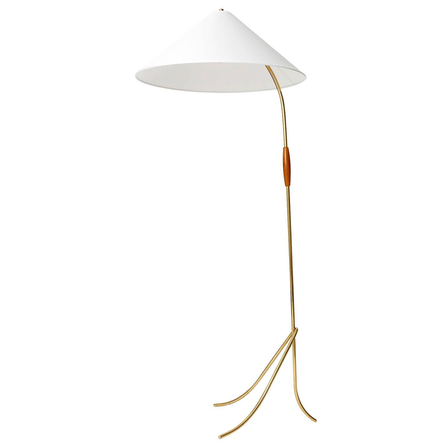 A gorgeous floor light by Rupert Nikoll, Austria, manufactured in Mid-Century, circa 1960 (late 1950s or early 1960s).
The light is very similar to the floor lamp model 'Hase' (engl. rabbit) designed by J.T. Kalmar.
A white textile lamp shade sits