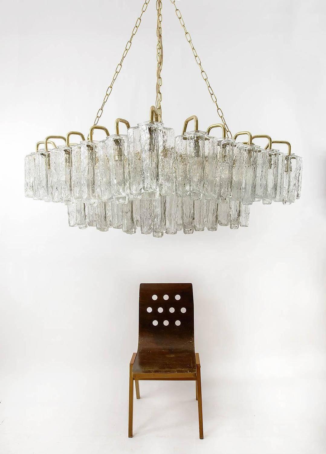 Uno dei quattro enormi lampadari Kalmar 'Granada' a incasso in vetro d'ottone 1970 In condizioni buone in vendita a Hausmannstätten, AT
