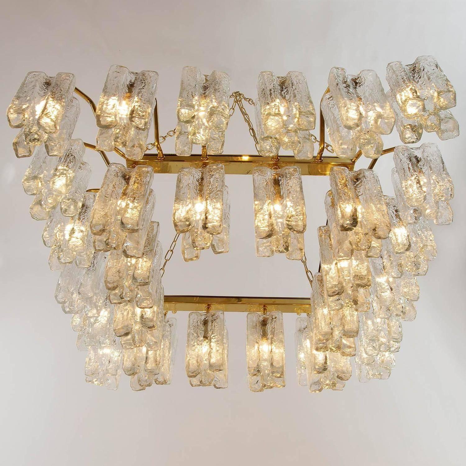 Uno dei quattro enormi lampadari Kalmar 'Granada' a incasso in vetro d'ottone 1970 in vendita 1