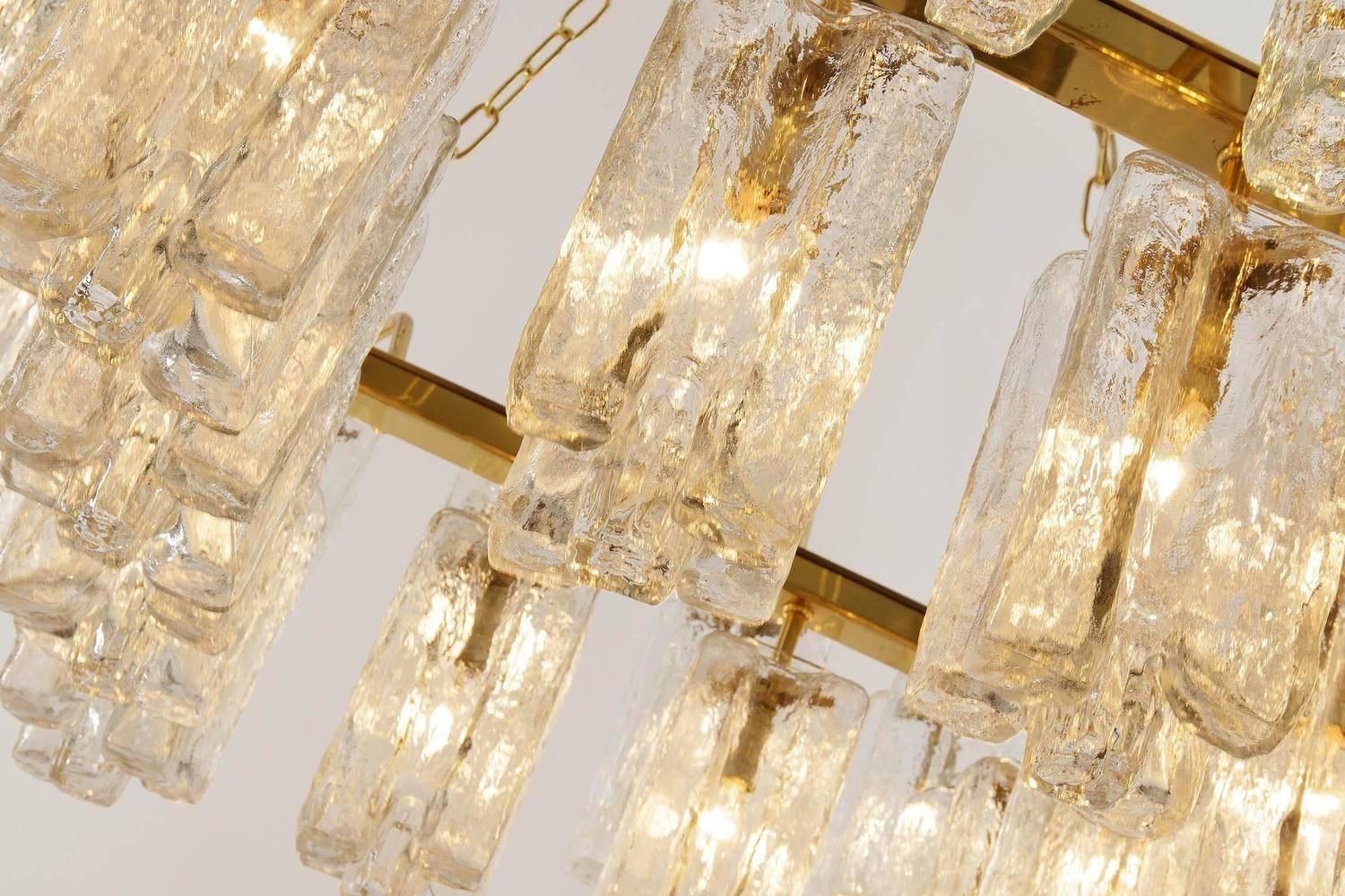 Uno dei quattro enormi lampadari Kalmar 'Granada' a incasso in vetro d'ottone 1970 in vendita 2