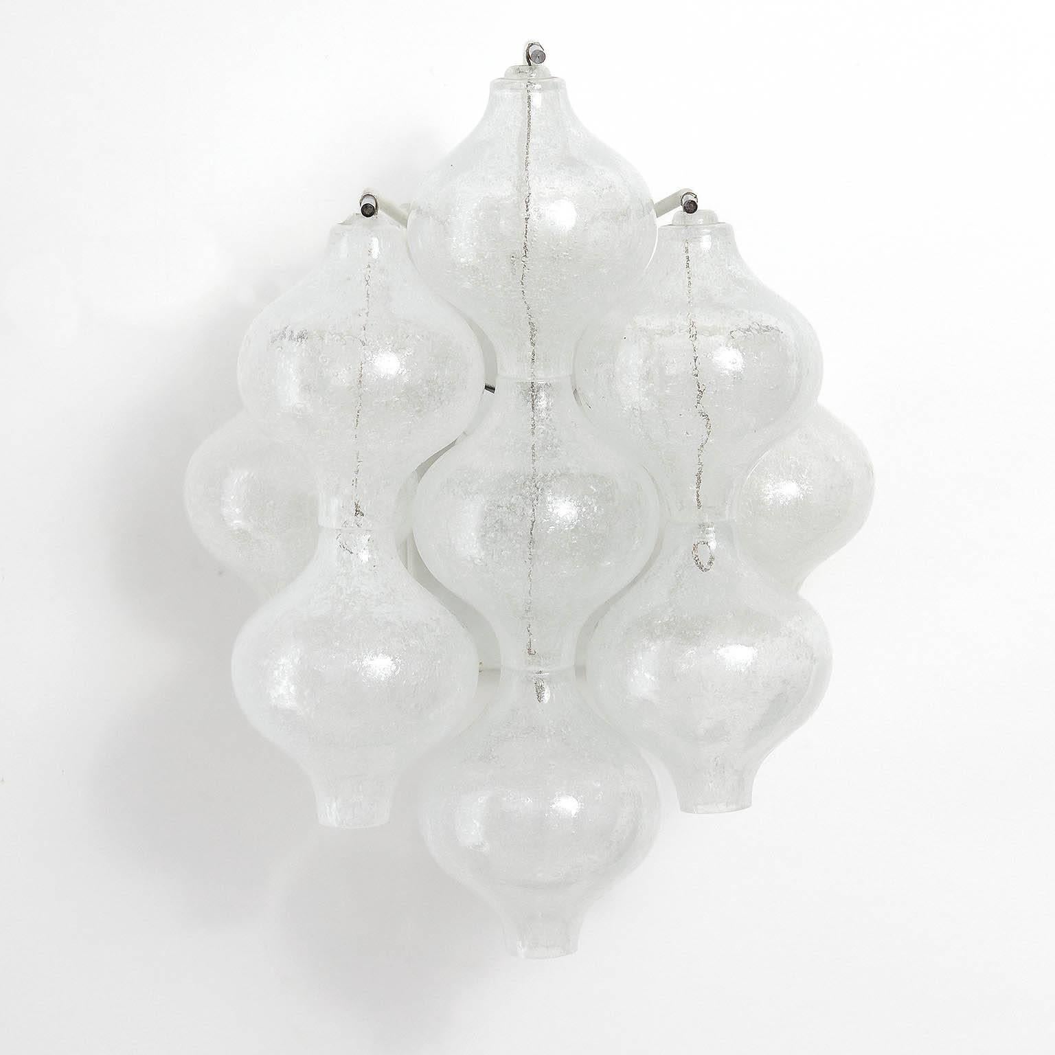 A pair of 'Tulipan' glass wall light fixtures by Kalmar, Austria, Vienna, manufactured in midcentury, circa 1970 (late 1960s or early 1970s).
The name Tulipan derives from the tulip shaped handblown bubble glasses. Each glass is handmade and