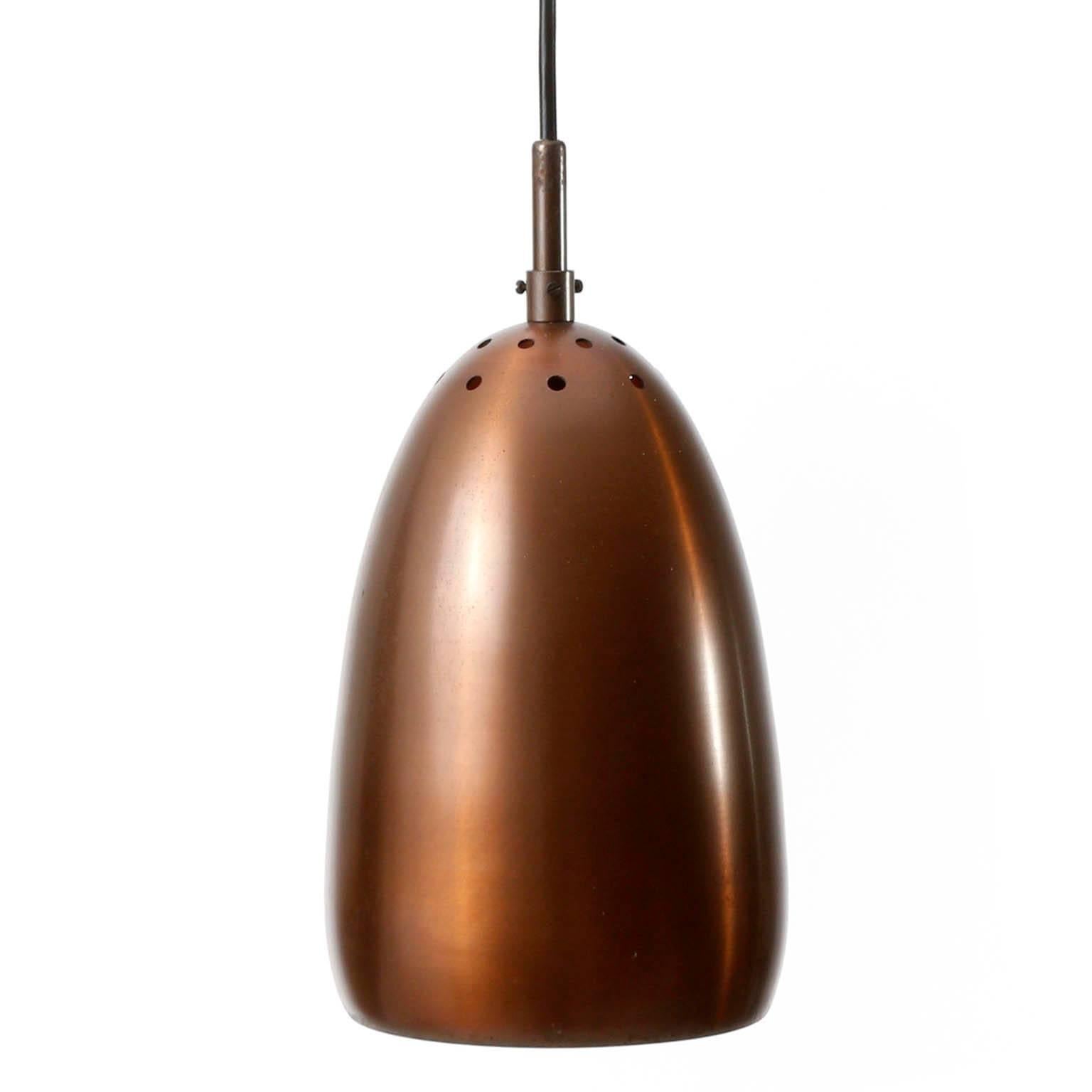 Mid-Century Modern Ensemble de trois lampes suspendues en cuivre patiné de la Modernité du milieu du siècle dernier, 1960 en vente