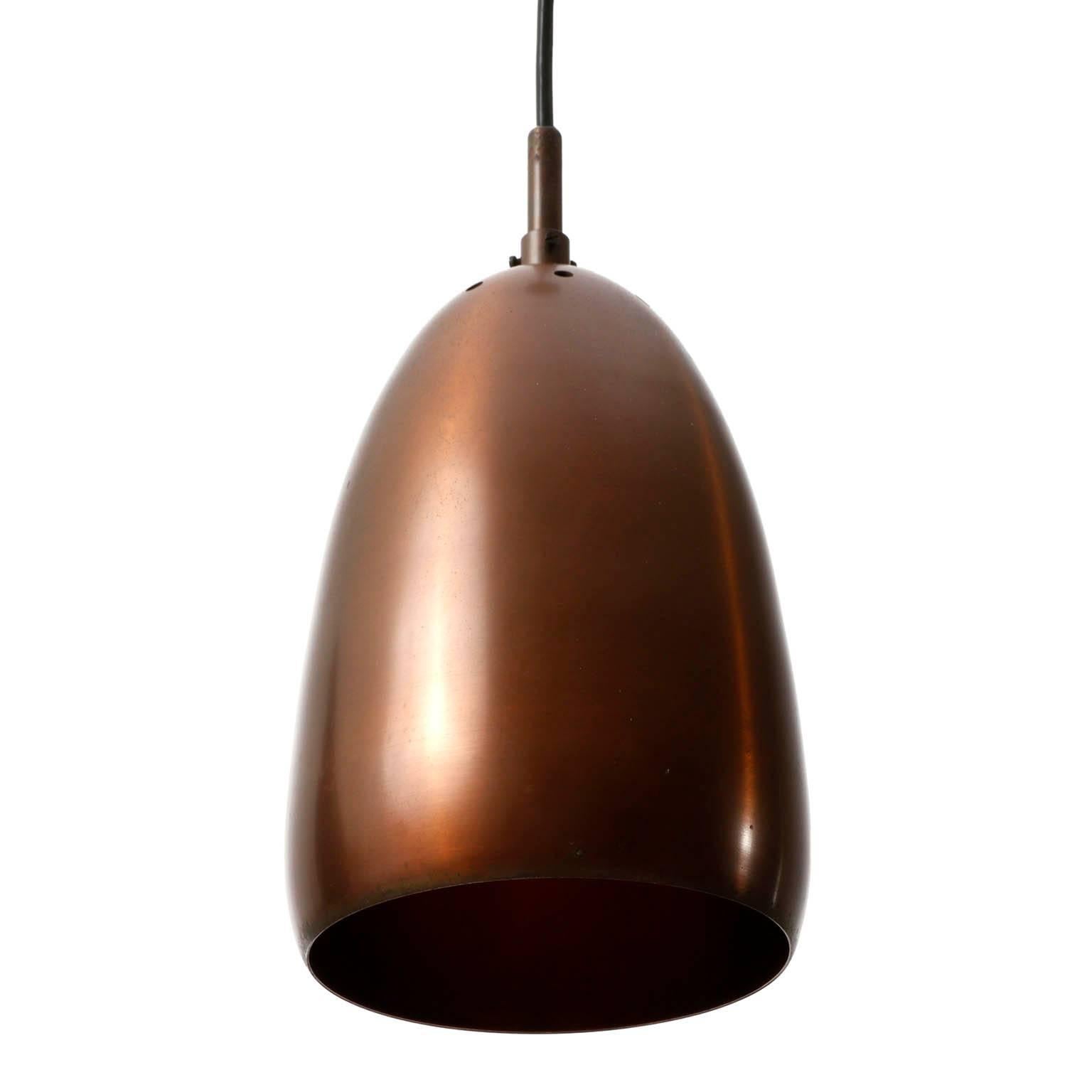 italien Ensemble de trois lampes suspendues en cuivre patiné de la Modernité du milieu du siècle dernier, 1960 en vente