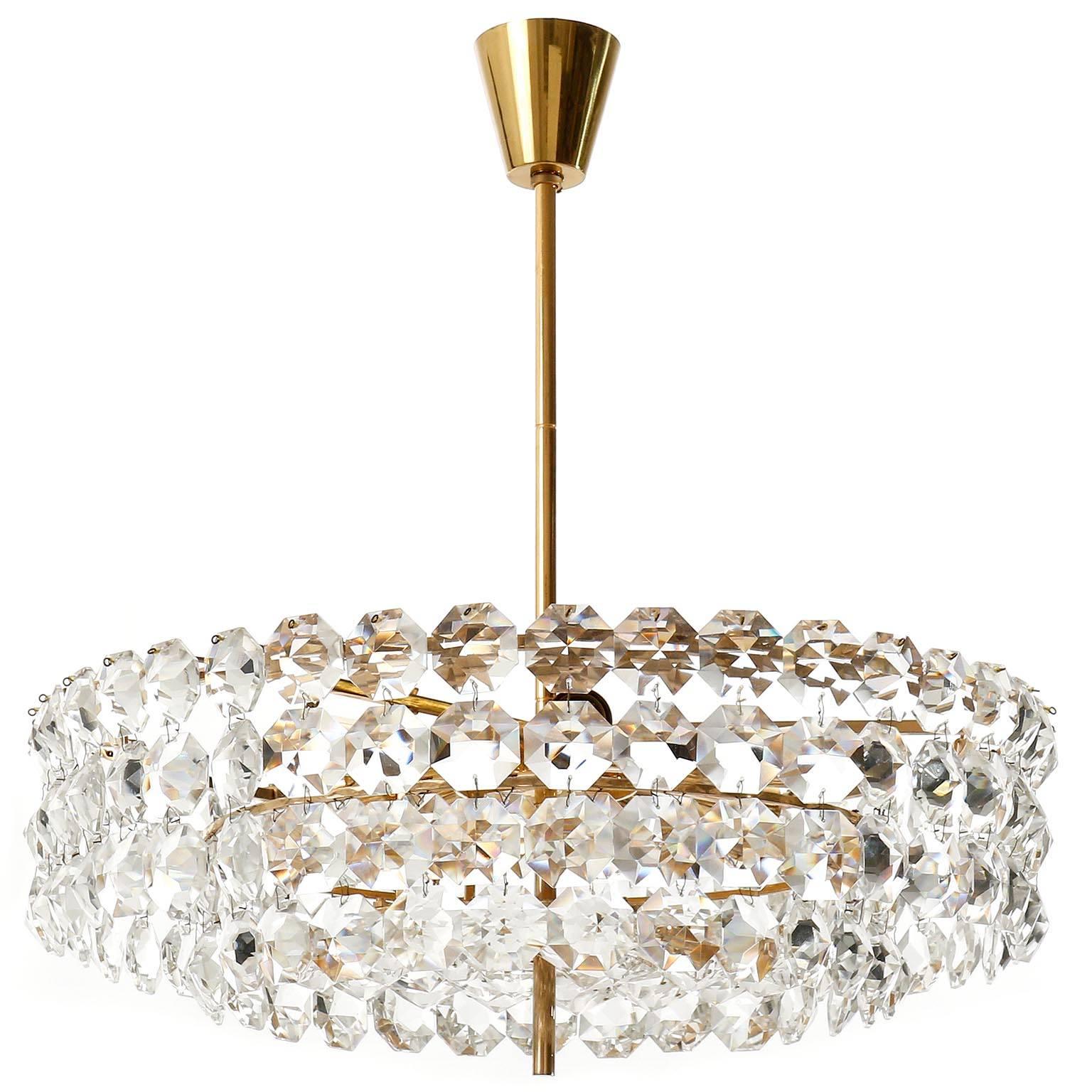 A very exclusive and high quality gold plated chandelier by Bakalowits & Soehne, Austria, manufactured in Mid-Century, circa 1960.
The light fixutre is made of a gilded brass frame and hand cut diamond shaped crystal glasses. There are twelve