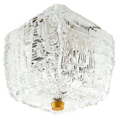 Una delle sei luci Kalmar Flushmount, vetro testurizzato, ottone, 1960
