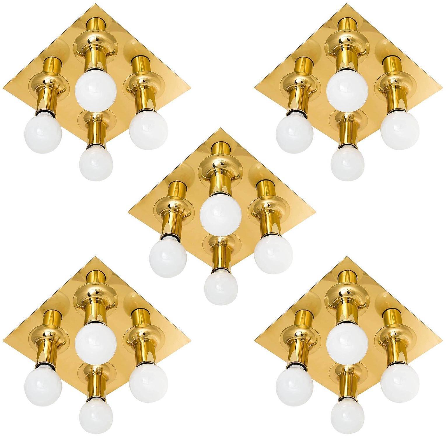 One of five polished brass light fixtures by Cosack, Germany, manufactured in Mid-Century, circa 1970 (at the end of 1960s and beginning of 1970s). They can be used as ceiling flush mounts or wall sconces.
They work fine with different kind of bulbs