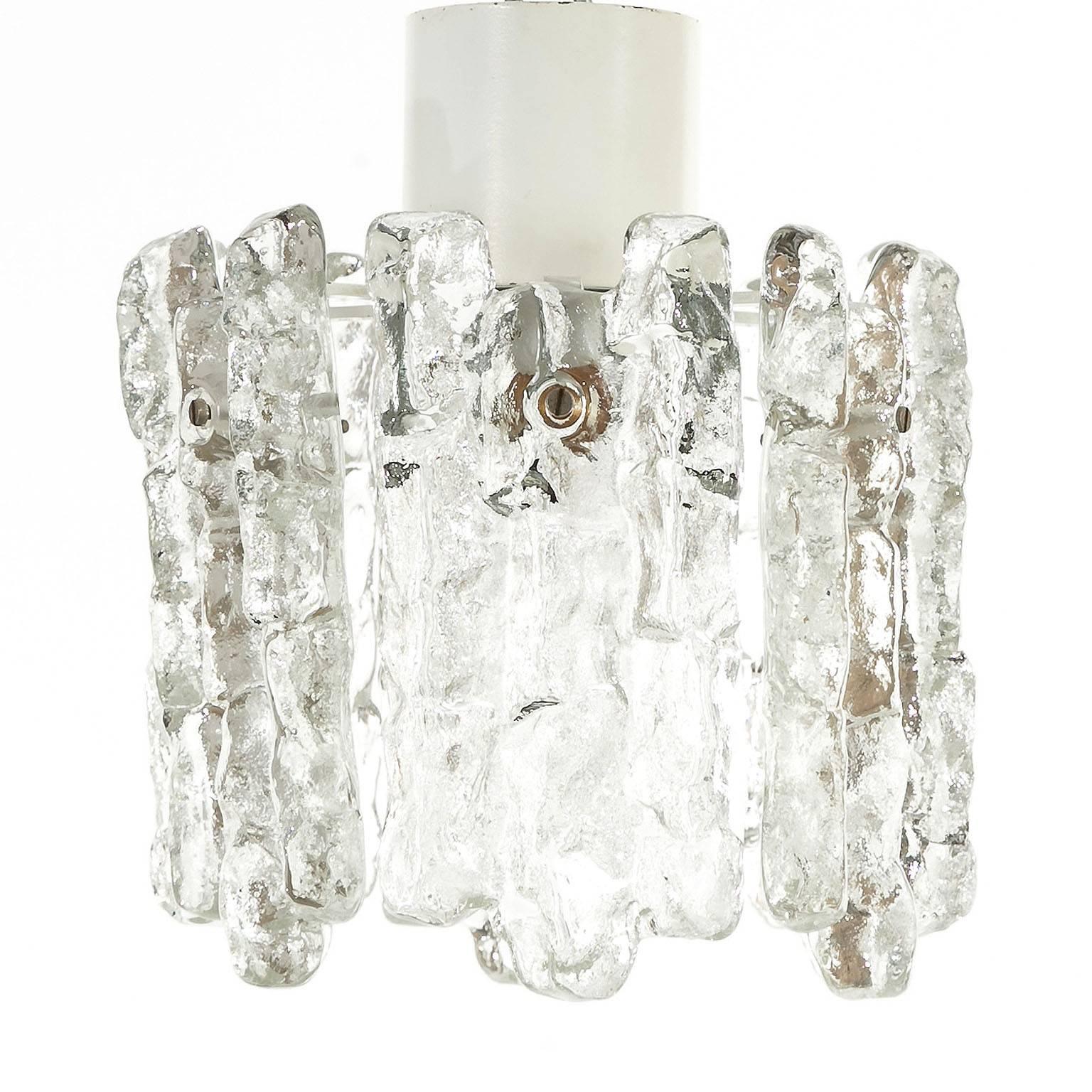 Eine von zwei schönen Eisglasleuchten von Kalmar, Österreich, hergestellt in der Mitte des Jahrhunderts, um 1970 (Ende der 1960er oder Anfang der 1970er Jahre).
Jede Leuchte ist für eine Glühbirne mit mittlerem Schraubsockel geeignet.
Der Preis
