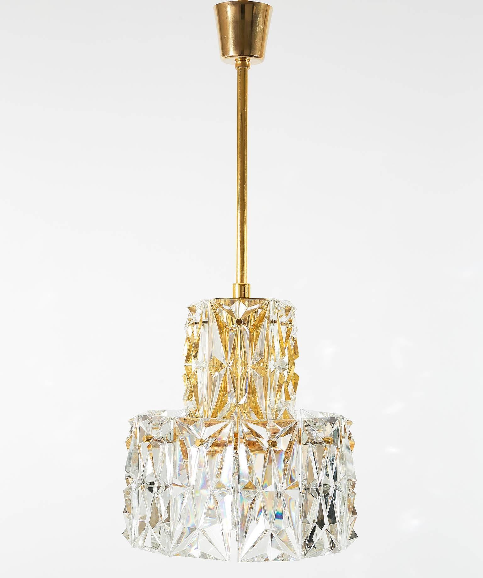 A high quality pendant light fixture made of gold plated brass and large cut crystal glass by Palwa, Germany, manfuactured in Mid-Century, circa 1970 (late 1960s or early 1970s). The light is in excellent refurbished condition.
The lamp has one