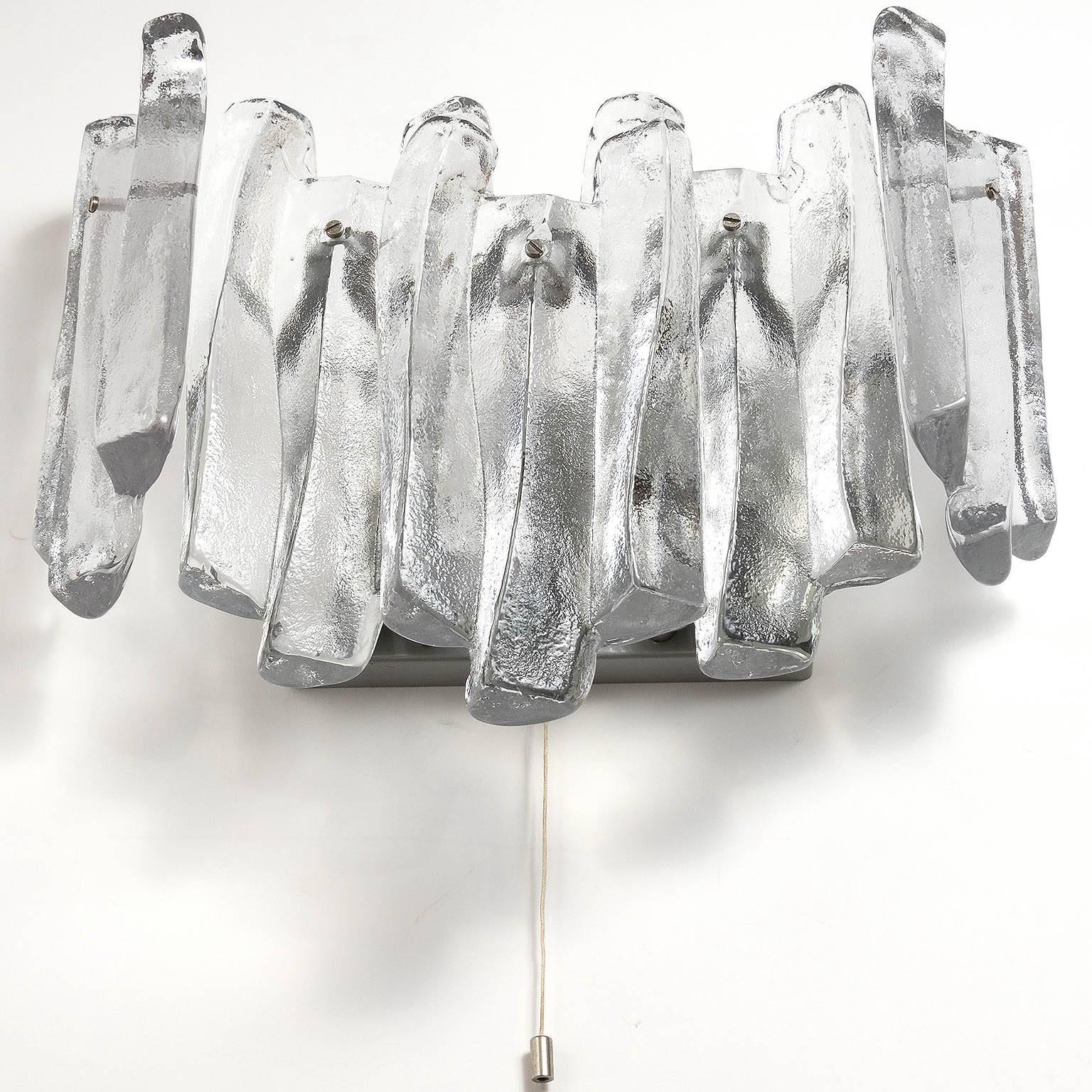 Großer Kalmar-Eisglas-Wandleuchter, 1960er Jahre, 1960er Jahre (Moderne der Mitte des Jahrhunderts) im Angebot