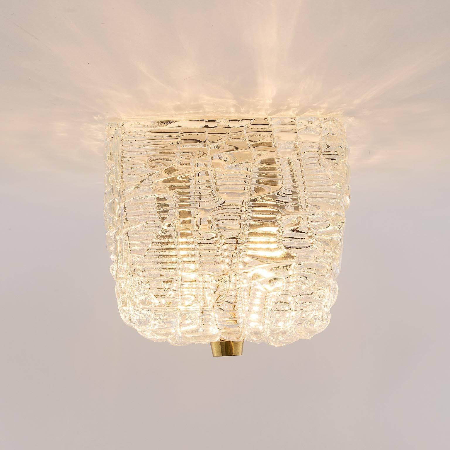 Milieu du XXe siècle Une des deux lampes affleurantes Kalmar Lighting en verre texturé et laiton, années 1950 en vente