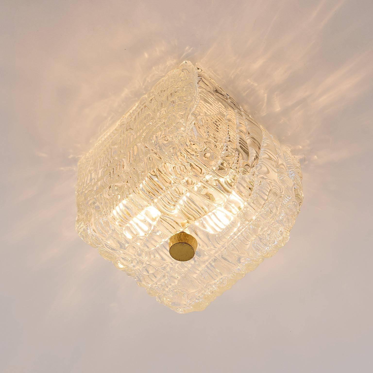 Laqué Une des deux lampes affleurantes Kalmar Lighting en verre texturé et laiton, années 1950 en vente