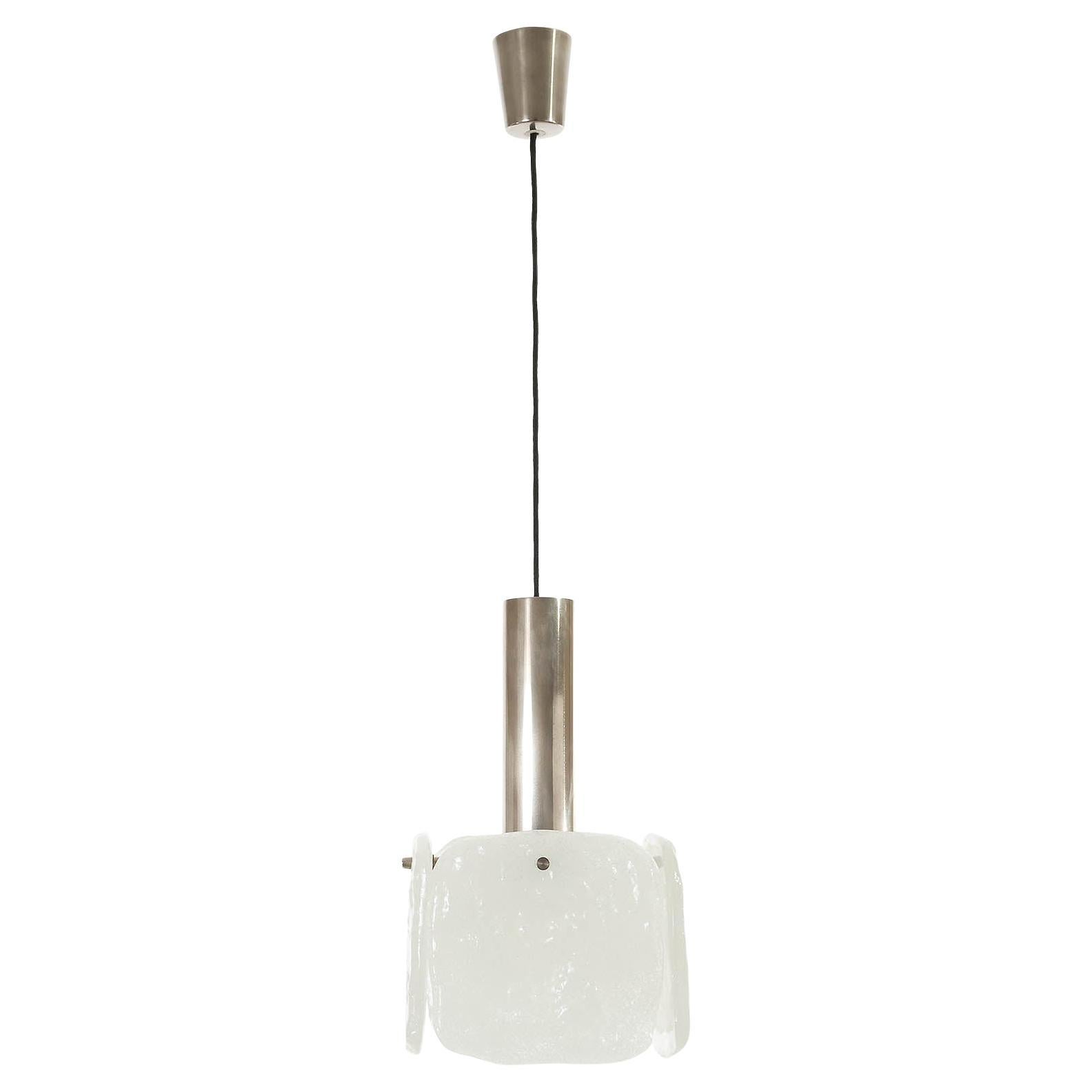 Una delle tre lampade a sospensione Kalmar, vetro ghiaccio e cromo, anni 
60