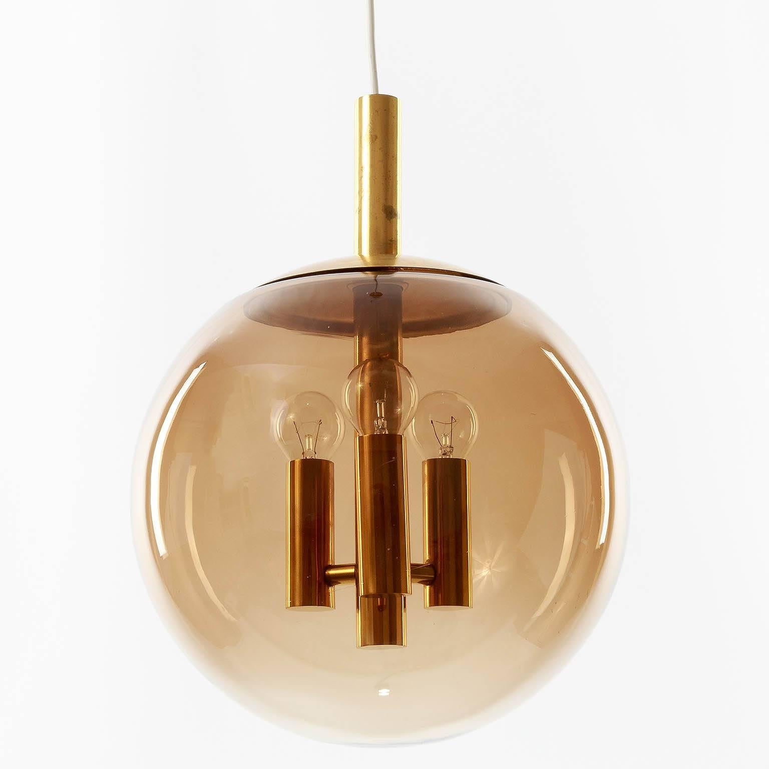 Mid-Century Modern Lampe à suspension Limburg en laiton et verre de couleur ambre, années 1960 en vente