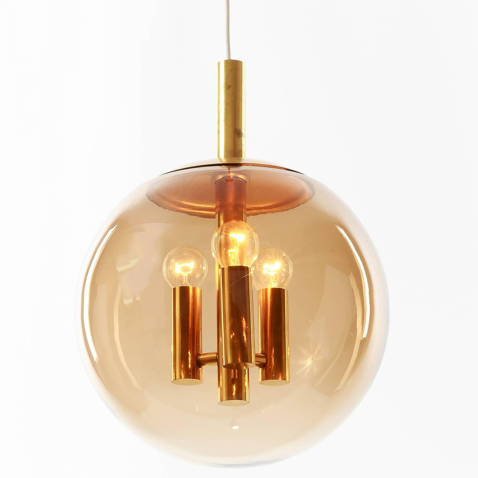 Verre brun Lampe à suspension Limburg en laiton et verre de couleur ambre, années 1960 en vente