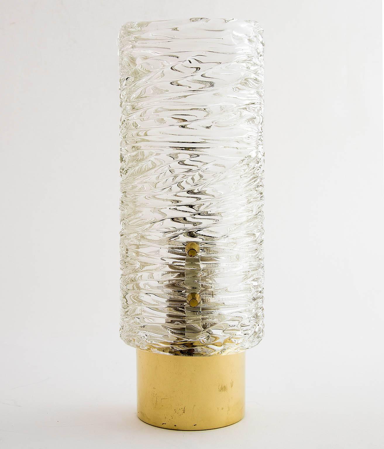 Eine von sechs Wandleuchten aus Messing und strukturiertem Glas von J.T. Kalmar, Österreich, hergestellt um die Jahrhundertmitte, ca. 1950.
Die Leuchten sind in sehr gutem Zustand. Sie werden neu verkabelt und poliert, so dass das Messing allmählich