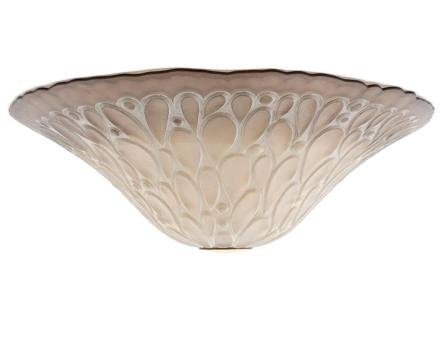 Un plafonnier unique et de grande taille par J.T. Kalmar, Autriche, fabriqué au milieu du siècle dernier, vers 1970 (années 1960-1970). Un grand abat-jour en verre d'art brun et beige avec des gravures en forme de goutte et peintes en argent. 
Un