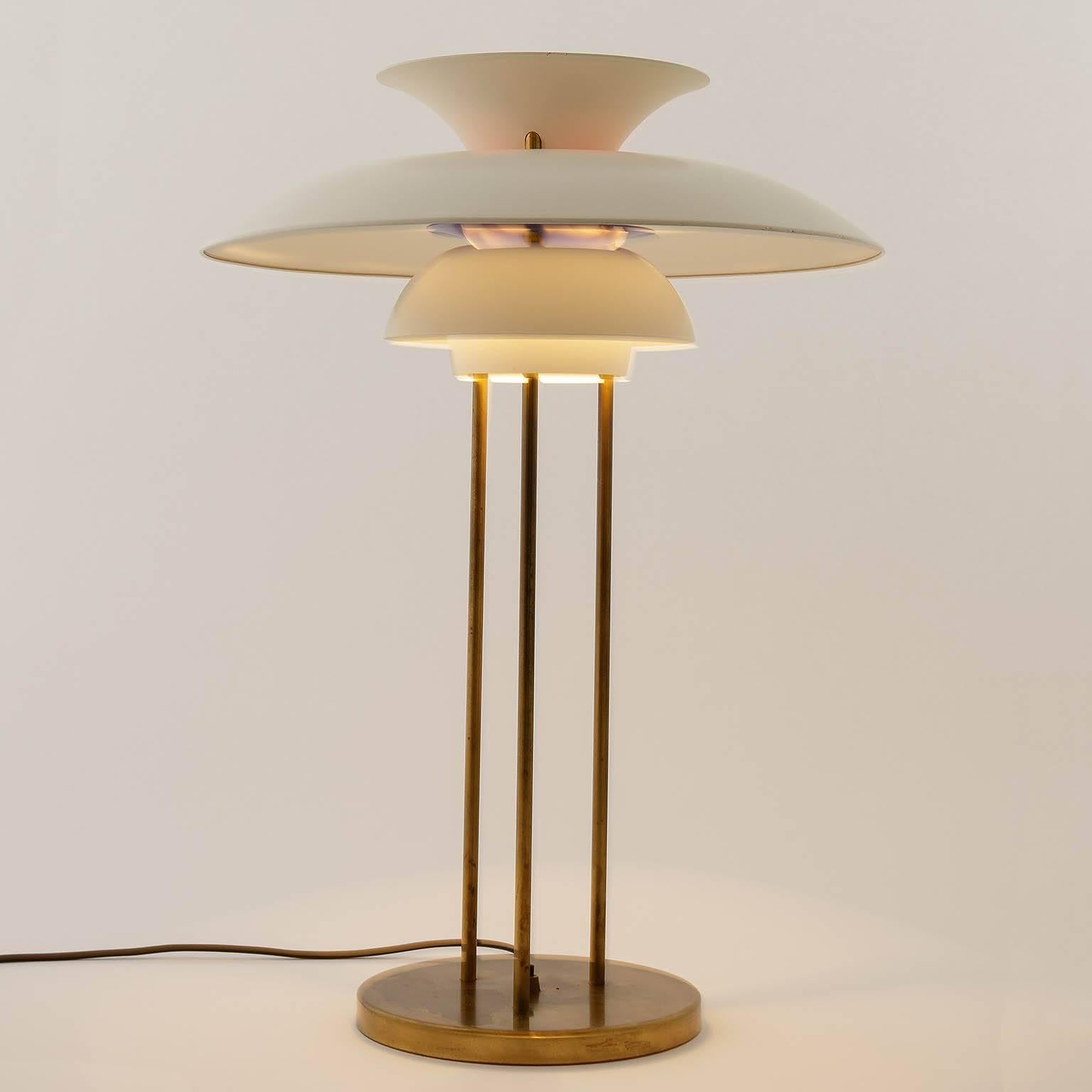 Table Lamp PH5 by Poul Henningsen for Louis Poulsen, Patinated Brass, 1960s In Excellent Condition In Hausmannstätten, AT