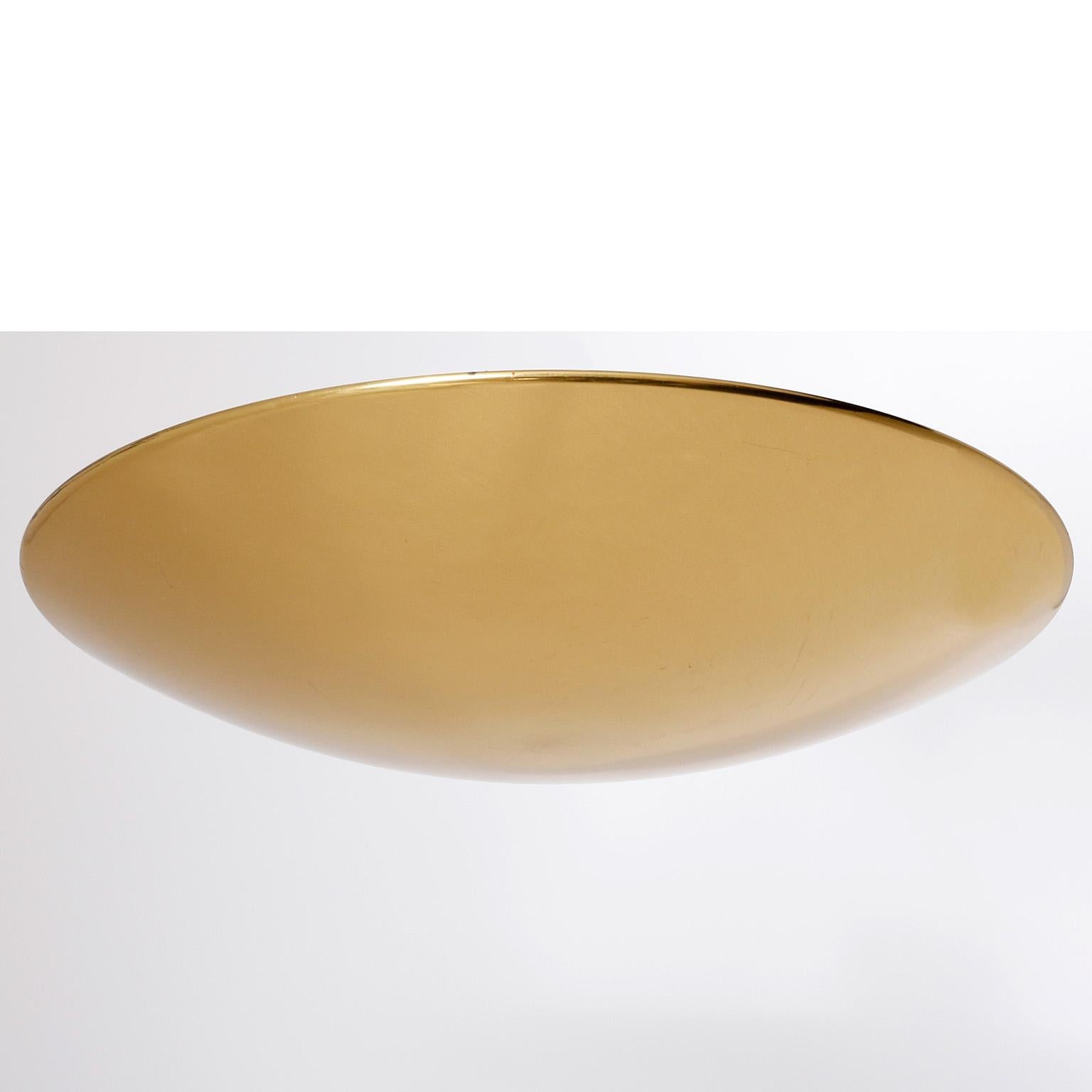 Un modello di plafoniera a ciotola uplight di Florian Schulz, Germania, prodotto a metà del secolo scorso, circa 1970 (fine anni '60 o inizio anni '70). 
La luce è realizzata in solido ottone lucido. Ha una superficie invecchiata con una tonalità