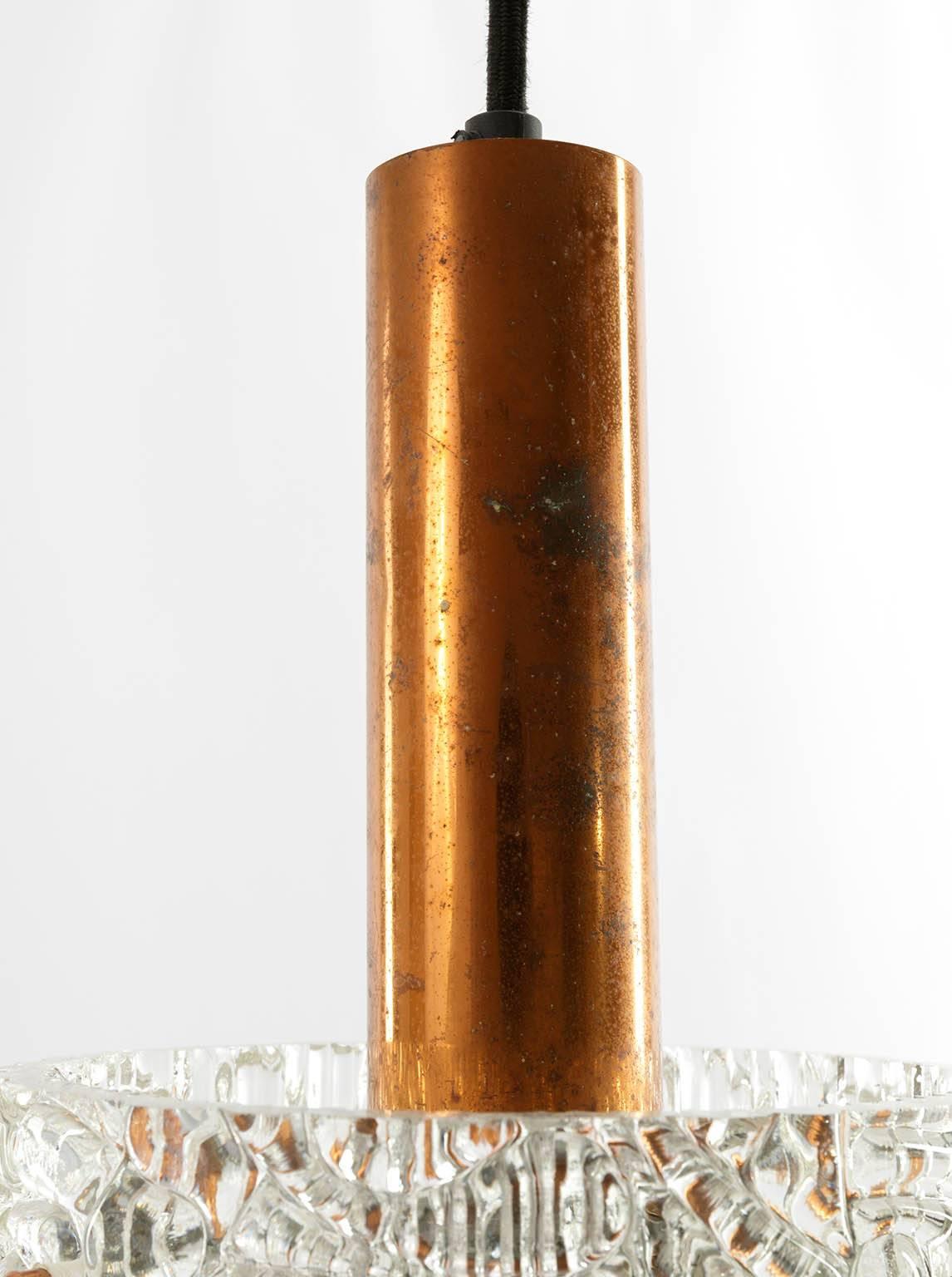 Eine von sechs Kalmar-Pendelleuchten, strukturiertes Glas und patiniertes Kupfer, 1950er Jahre im Zustand „Gut“ im Angebot in Hausmannstätten, AT