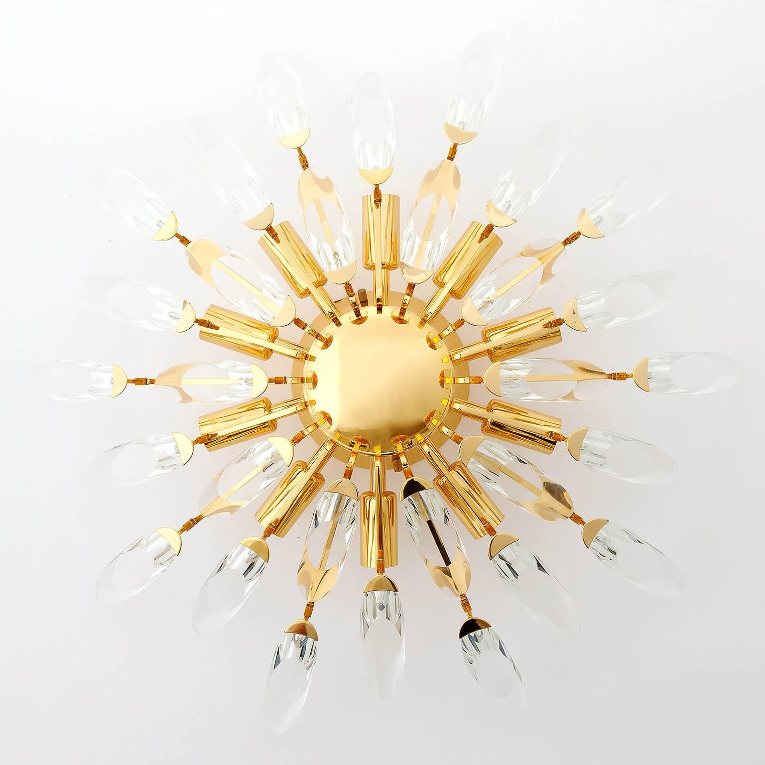 A fantastic ceiling light fixture by Stilkronen, Italy, manufactured in Mid-Century (1960s / 1970s). It is made of gold-plated brass with cut glasses.
It takes 10 small Edison screw base bulbs.