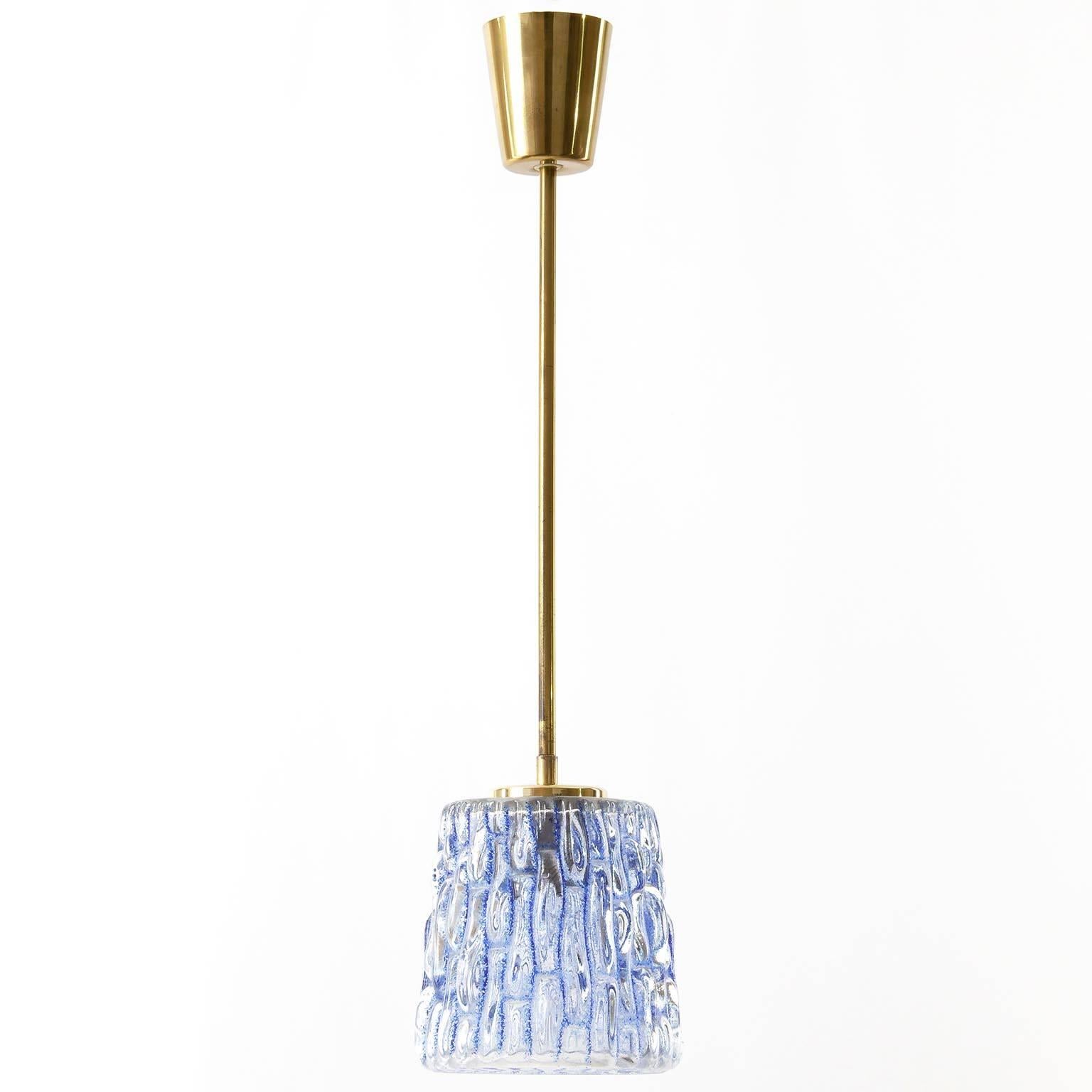 Set di tre lampade a sospensione in vetro testurizzato e ottone di Rupert Nikoll, Vienna, prodotte a metà del secolo scorso (anni '50-'60). Tre bicchieri con texture colorate in rosso, verde e blu. Sono montati su un gambo in ottone con calotta