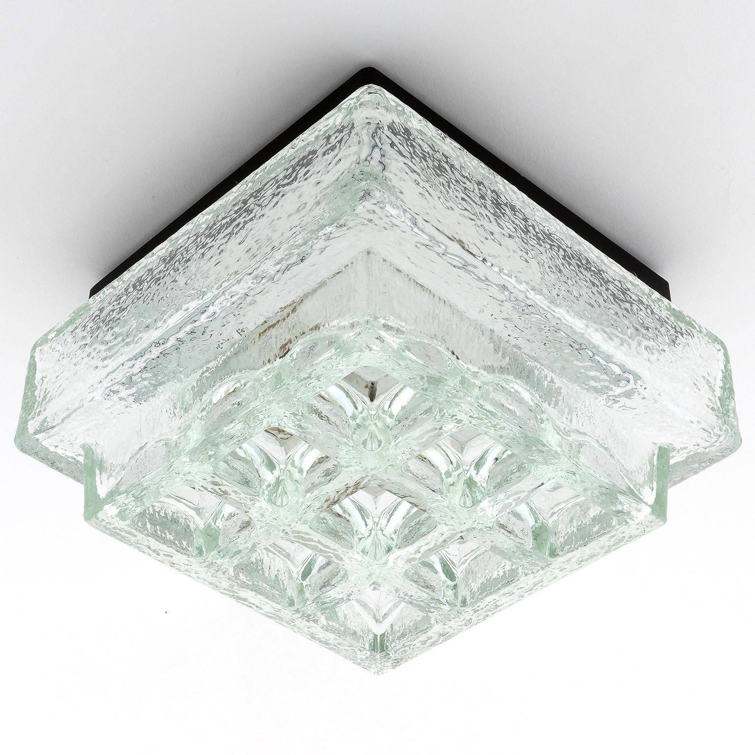 Eine von fünf quadratischen modernistischen Einbauleuchten von Glashütte Limburg, hergestellt in der Mitte des Jahrhunderts, um 1970 (1960er-1970er). Eine schwarz lackierte Metallrückwand hält ein geometrisch strukturiertes Kunstglas. Etikettiert