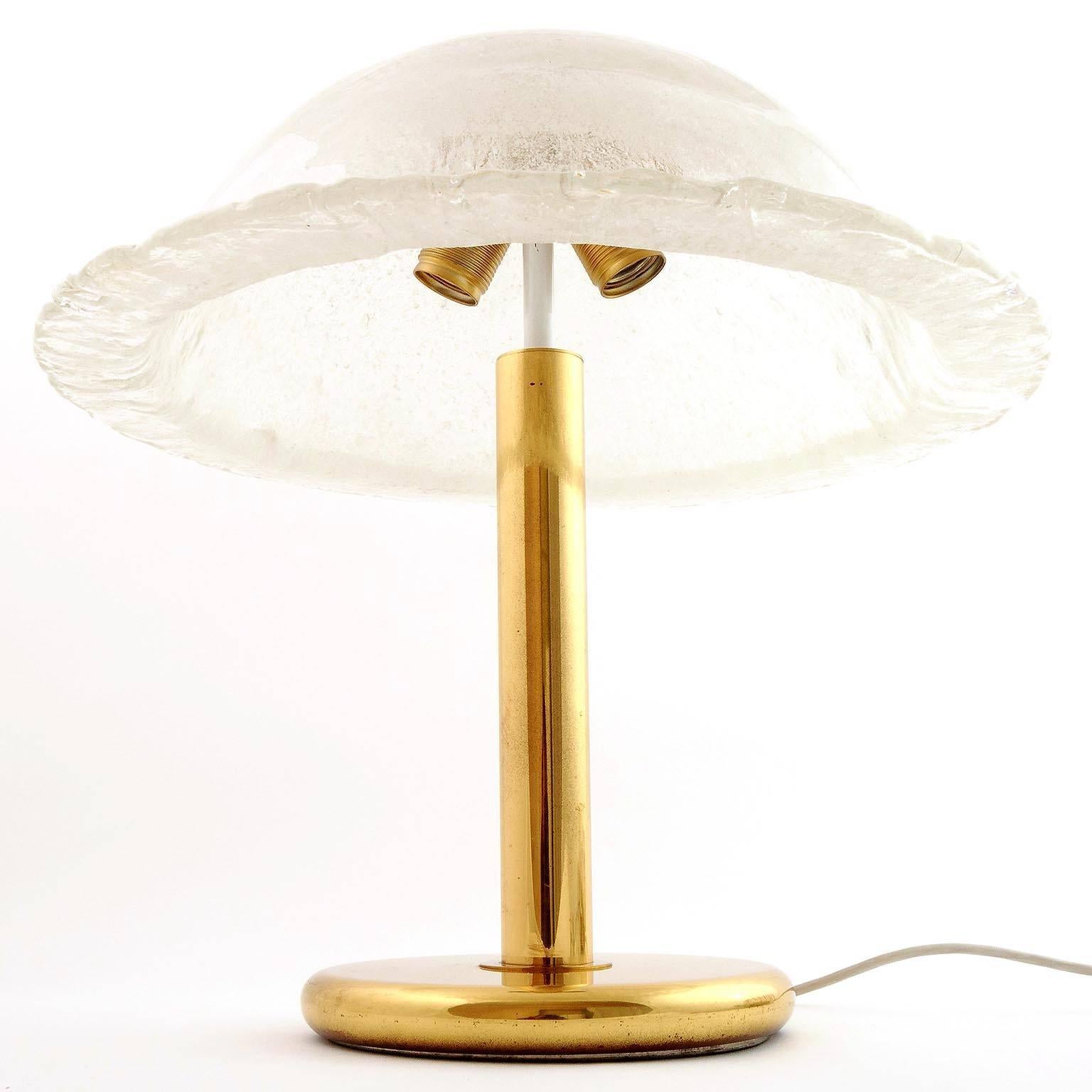 Eine große deutsche Tischlampe, die Peill & Putzler oder Hillebrand zugeschrieben wird, hergestellt in der Mitte des Jahrhunderts in den 1960er oder 1970er Jahren. Sie besteht aus einem polierten Messinggestell und einem großen Glasschirm. Der dicke