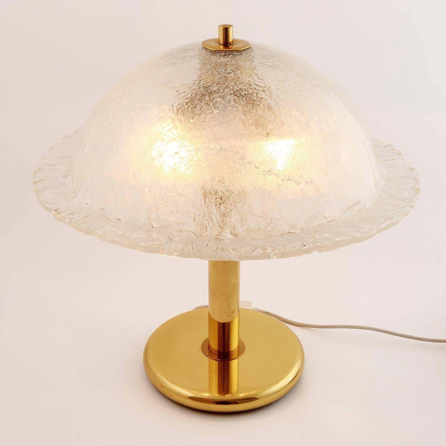 Große Tischlampe aus Messing und Glas, Peill & Putzler oder Hillebrand, Deutschland, 1970 im Zustand „Gut“ im Angebot in Hausmannstätten, AT