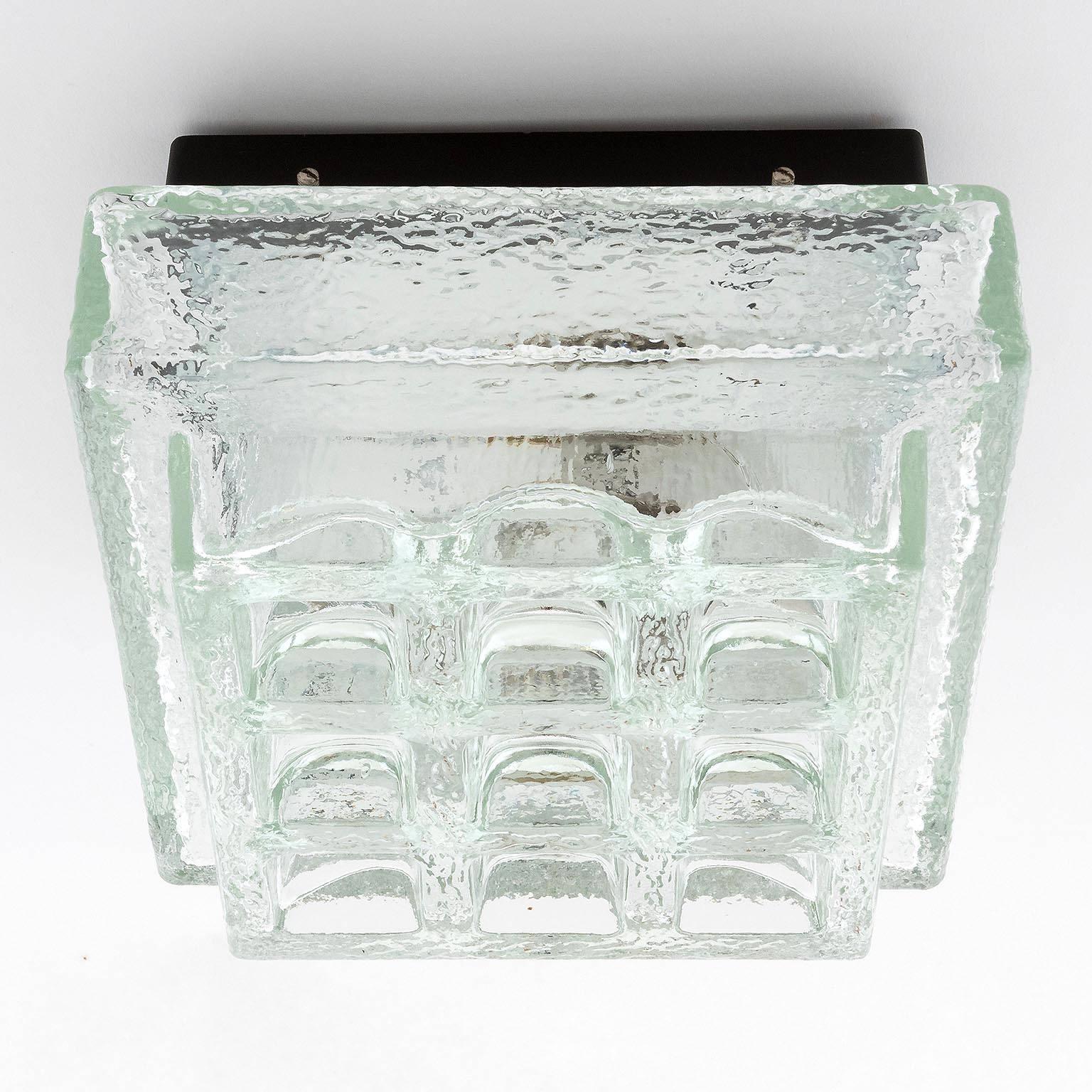 Allemand L'une des cinq lampes ou appliques encastrées carrées en verre texturé Limburg, 1970 en vente
