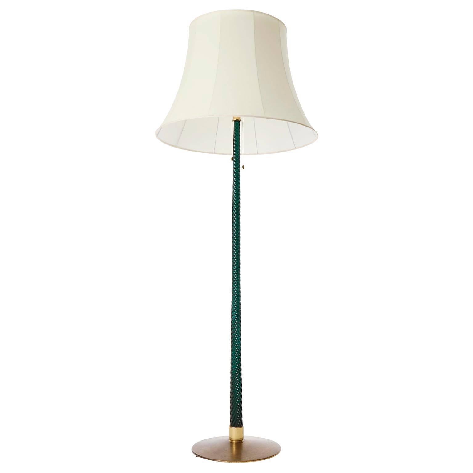 A fantastic and rare floor lamp 'Glasschaft' (engl. 'glass rod'), no. 2134 by J.T. Kalmar, Austria, Vienna, manufactured in Mid-Century, circa 1960.
The stand is made of an emerald green twisted Murano glass rod which was produced in Italy by