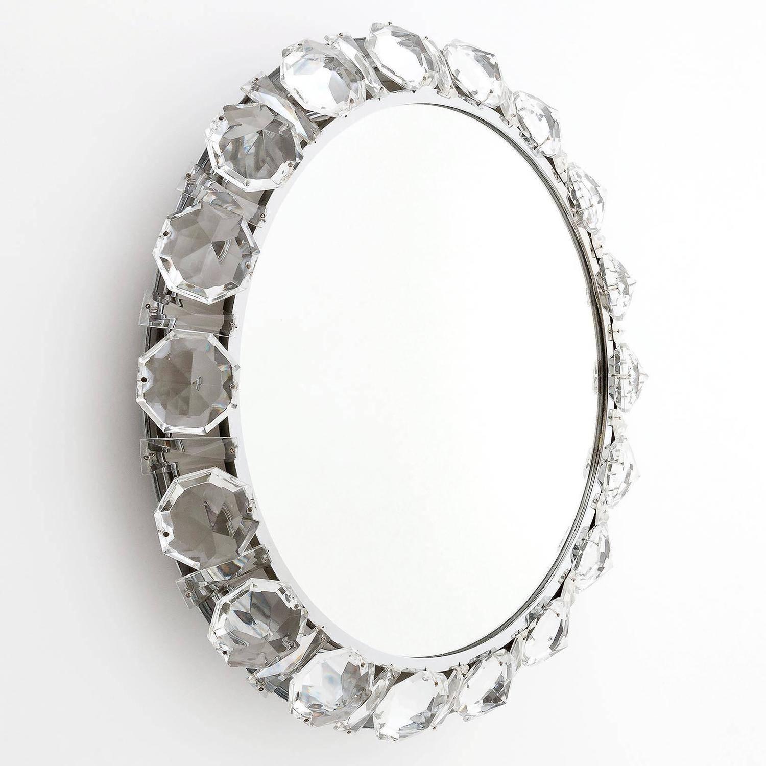 Un miroir en cristal illuminé de haute qualité et fait à la main par Palwa (Palme & Walter), Allemagne, fabriqué au milieu du siècle, vers 1960 (années 1950-1960). 
Deux miroirs sont disponibles. Le prix est par miroir. Ils sont vendus