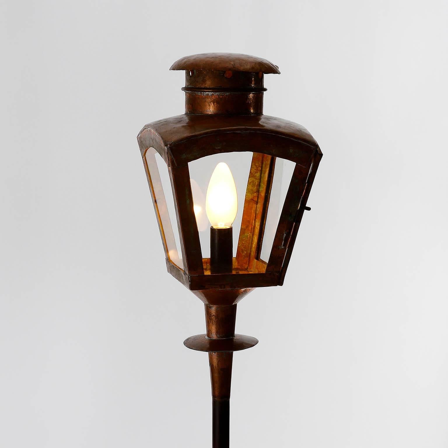 Pair of Patinated Copper Floor Lamps (20. Jahrhundert)