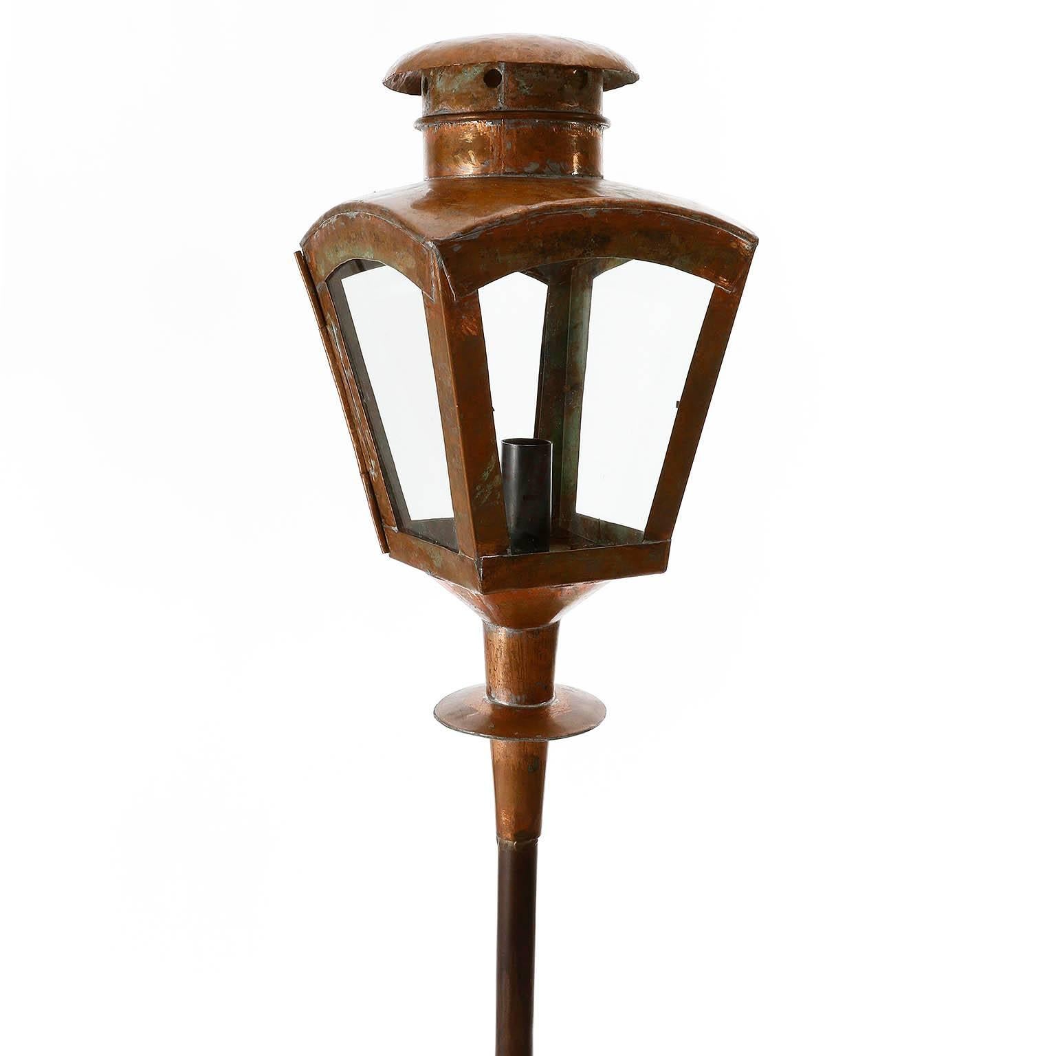 Pair of Patinated Copper Floor Lamps (Moderne der Mitte des Jahrhunderts)