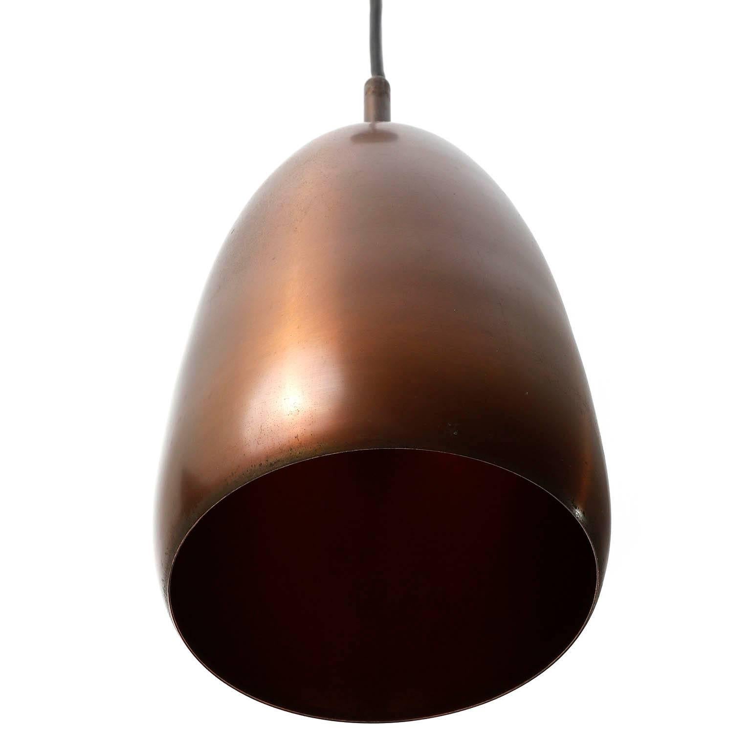 One of Six Mid-Century Modern Patinated Copper Pendant Lights, 1960 In Good Condition For Sale In Hausmannstätten, AT