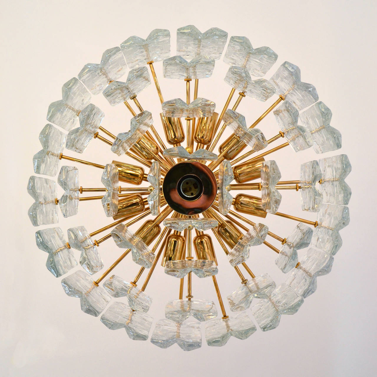Kalmar-Eisglas-Kronleuchter, vergoldetes Messingglas, 1970er Jahre im Zustand „Gut“ im Angebot in Hausmannstätten, AT