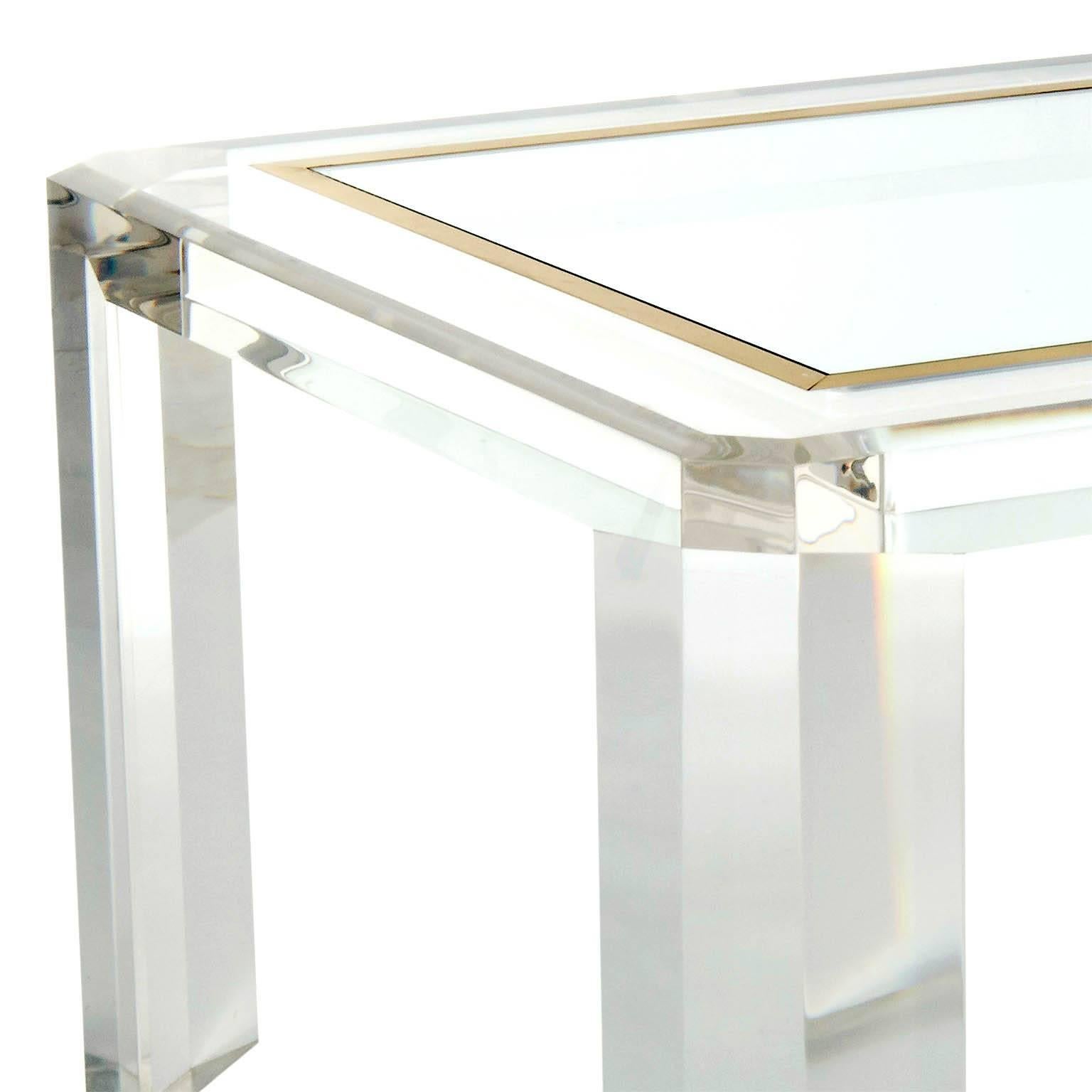 Paar Lucite Coffee Cocktail Tables, Messingglas, 1970er Jahre im Angebot 2