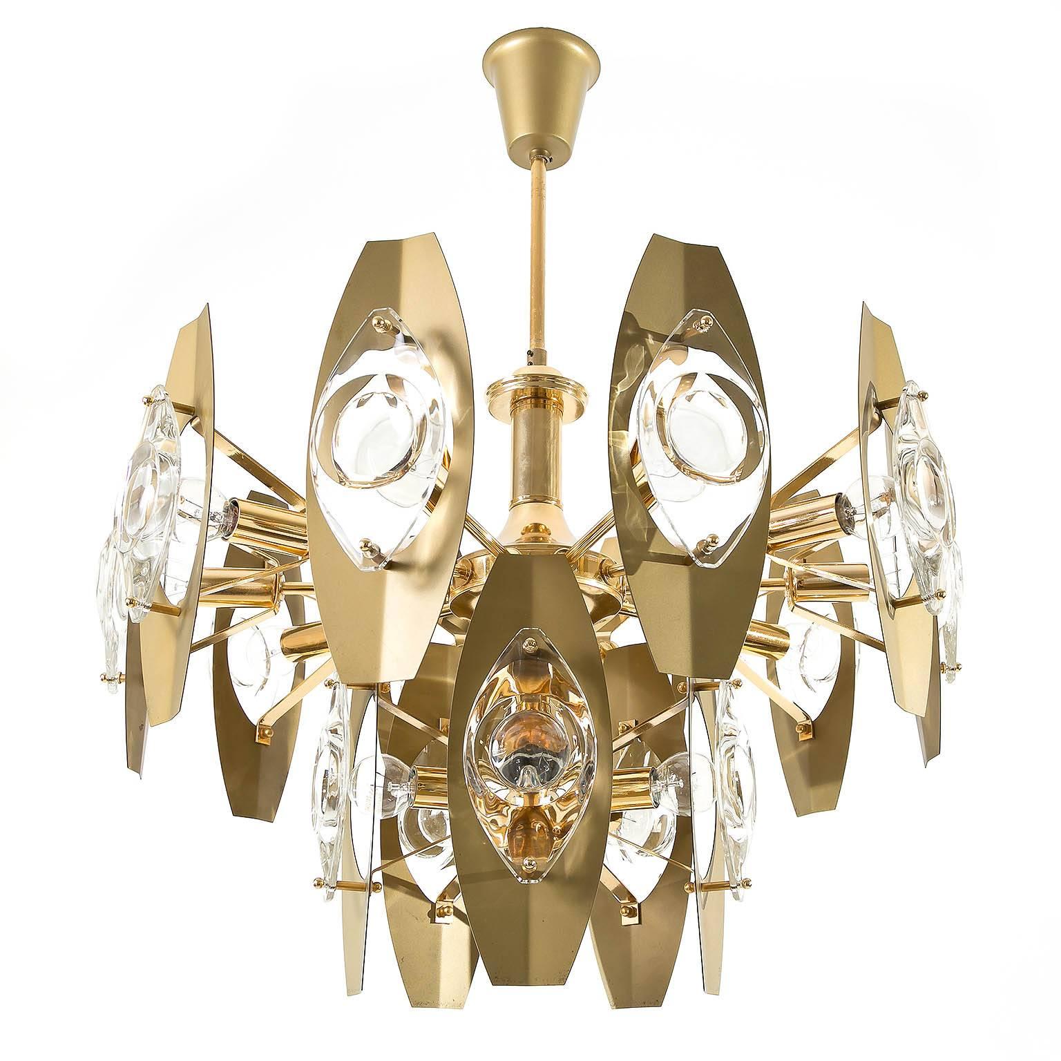 A large and beautiful Italian chandelier designed by Oscar Torlasco in 1968, Italy, manufactured in Mid-Century, circa 1970 (late 1960s or early 1970s).
The chandelier is made of a polished brass frame and it has 15-arms with sockets for  small
