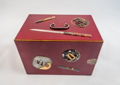 Boîte laquée de SHIBATA ZESHIN ornée d'un TSUBA et d'un KOZUKA