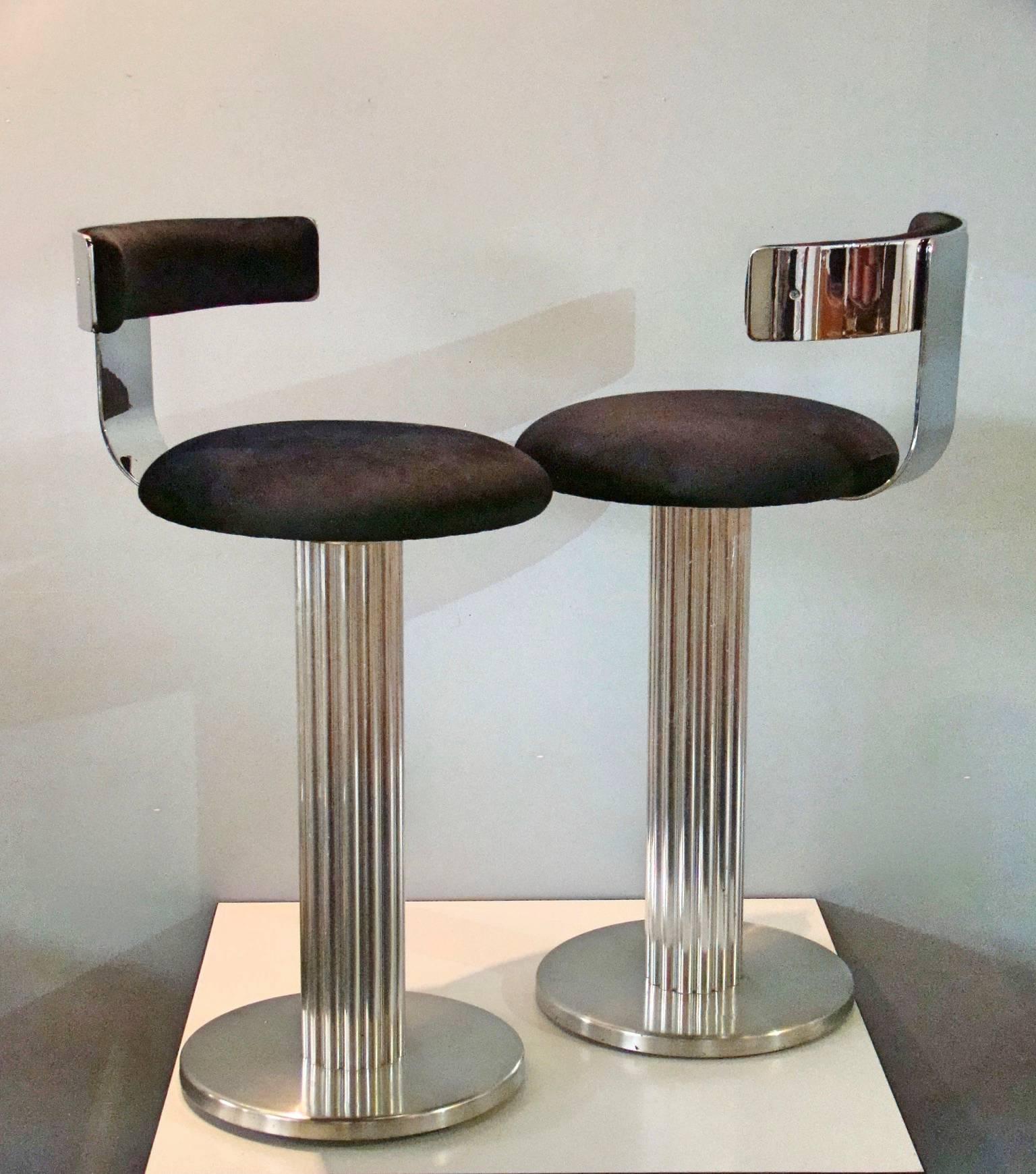 Modernist Pair of Chrome Steel Art Deco Style Swiveling Barstools For Sale 2