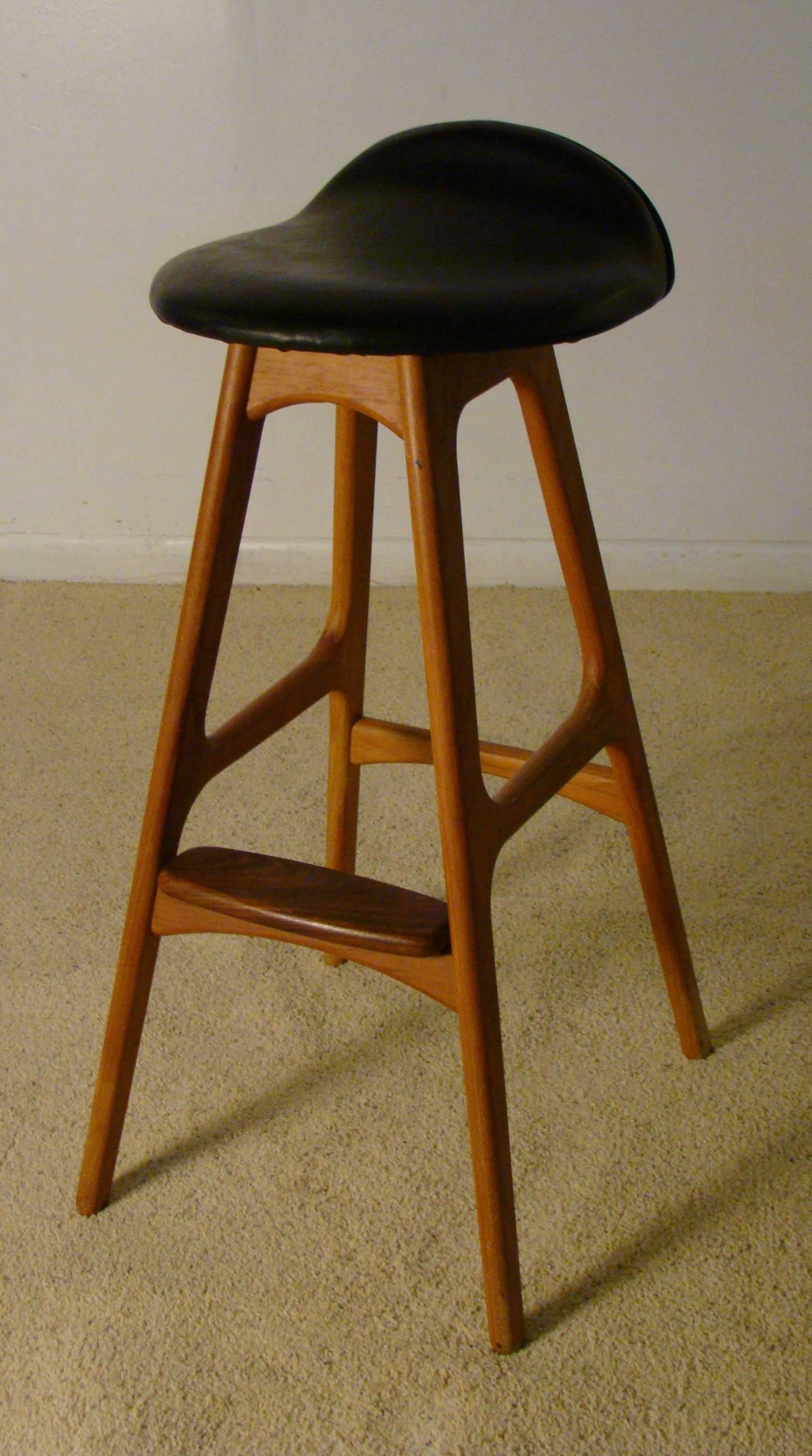 Sculptural pair of teak and rosewood Erik Buch bar stools for OD Mobler, Denmark. The body of the stool is teak and the footrest is rosewood.