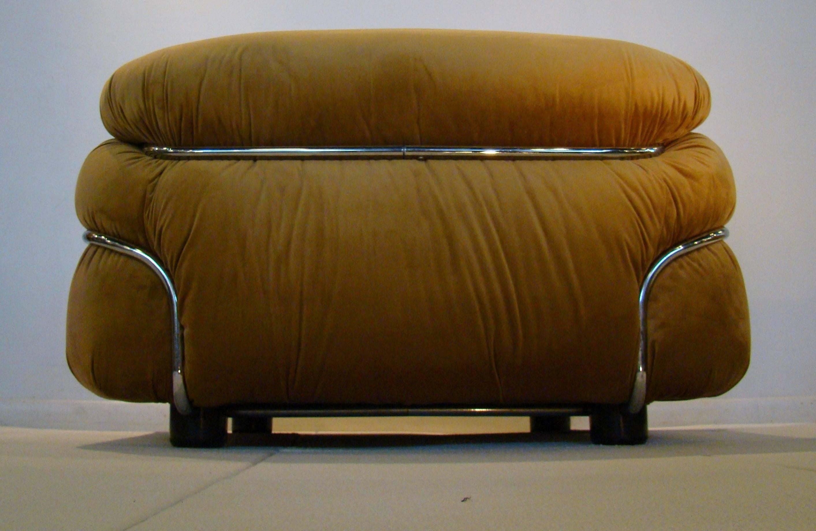Visually low and amorphic, sophisticated, roomy, extremely comfortable lounge set. The epitome of 1970s free-style design recently upholstered in 'low nap' root-beer velvet.

The chair set is the 